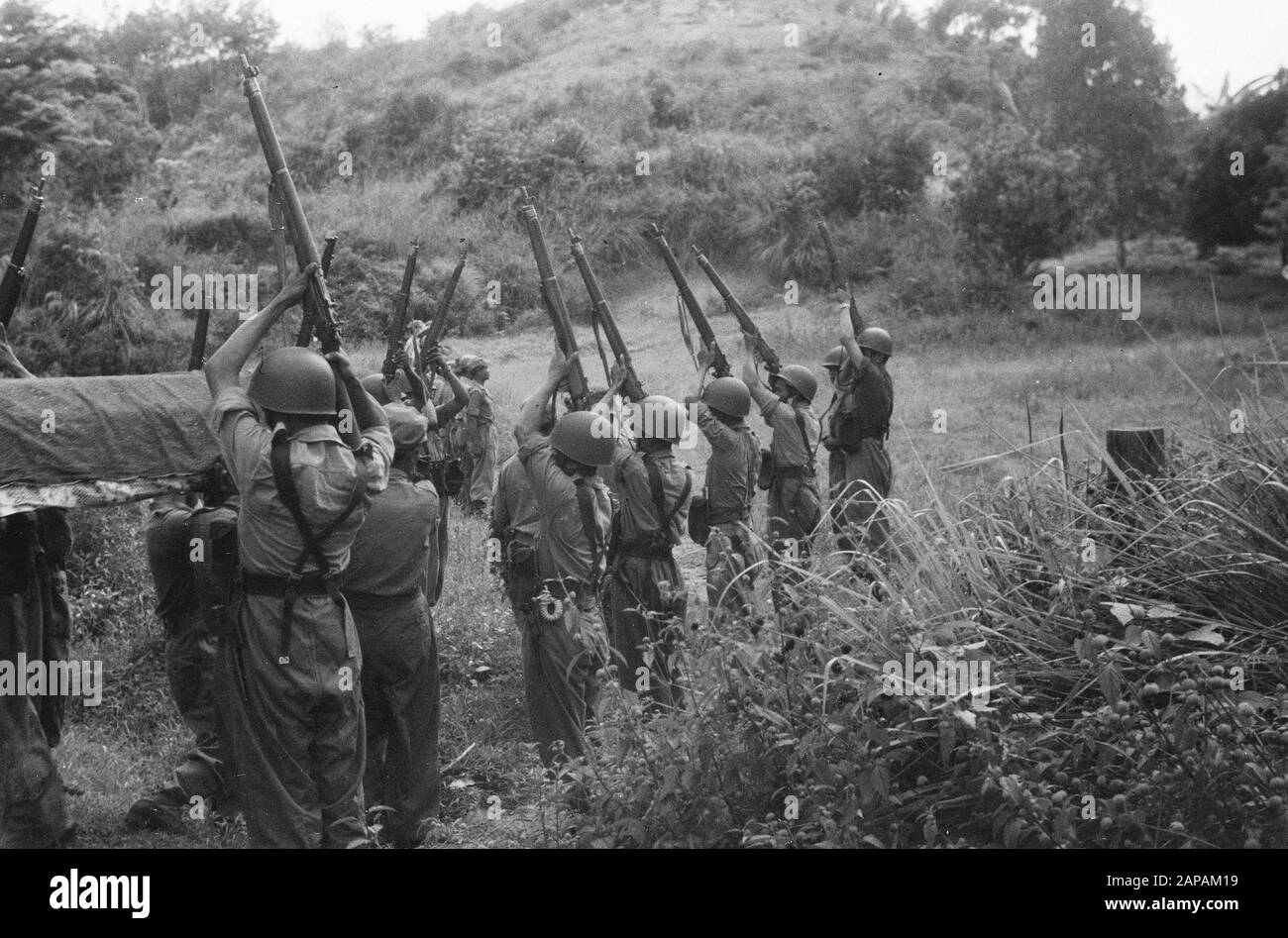 La marche de Tapanoeli, Tarutueng, Sibolga, Padang, Sidempoean Description: Le Sld tué dans les heures du matin. Ranoe de 1ère classe a eu lieu dans l'après-midi avec honneur militaire dans un cimetière de Padangsidempoean porté à la tombe. L'ordre de la terre a lieu selon le rite musulman. Sous un tissu pour empêcher les mauvais esprits de suivre le corps sur ce dernier voyage, le corps enveloppé dans des toiles est confié à l'utérus de la terre. Une garde d'honneur résout un salvo projectiles. Date : Décembre 1948 Lieu : Indonésie, Antilles Néerlandaises De L'Est, Sumatra Banque D'Images