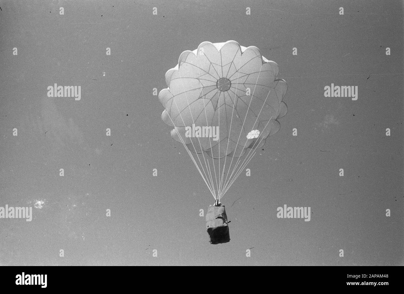 Départ Forces Aéroportées De Semarang Description: Fourniture Par Parachutisme Date: 19 Décembre 1948 Lieu: Indonésie, Antilles Néerlandaises De L'Est Banque D'Images