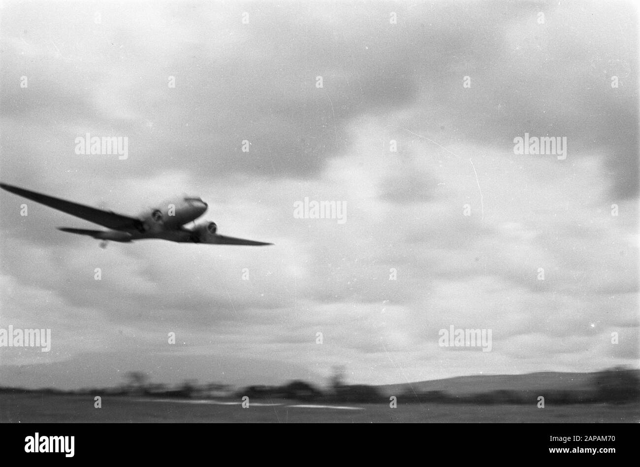 Exercice chute des fournitures par avion Description: Le Dakota du Sud monte à la date: Novembre 1947 lieu: Indonésie, Pays-Bas East Indies Banque D'Images