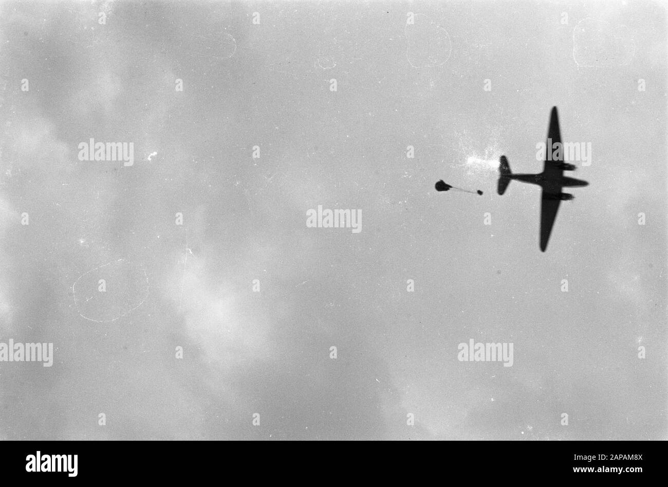 Exercice chute de fournitures par avion Description: Dakota jette du parachute avec du fret à partir de Date: Novembre 1947 lieu: Indonésie, Pays-Bas East Indies Banque D'Images
