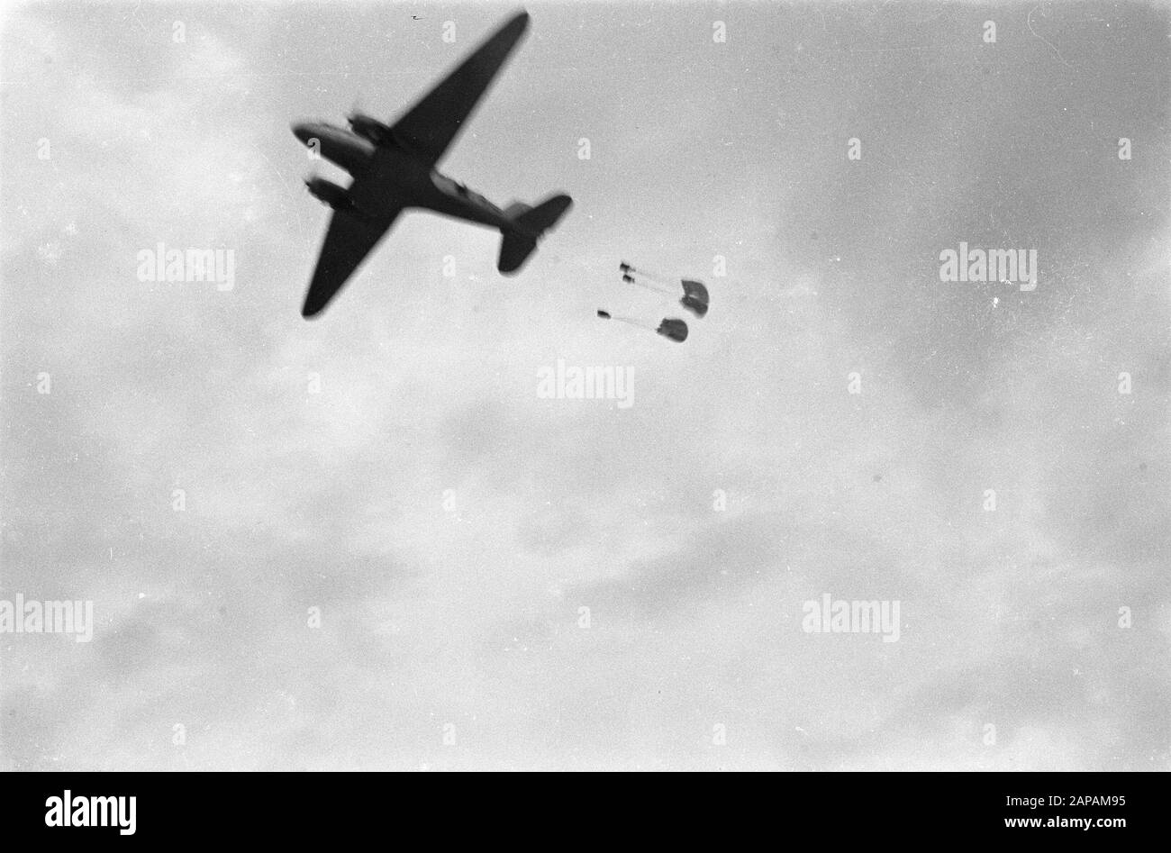 Exercice chute des fournitures par avion Description: C47 Dakota jette trois parachutes avec le fret de Date: Novembre 1947 lieu: Indonésie, Pays-Bas East Indies Banque D'Images