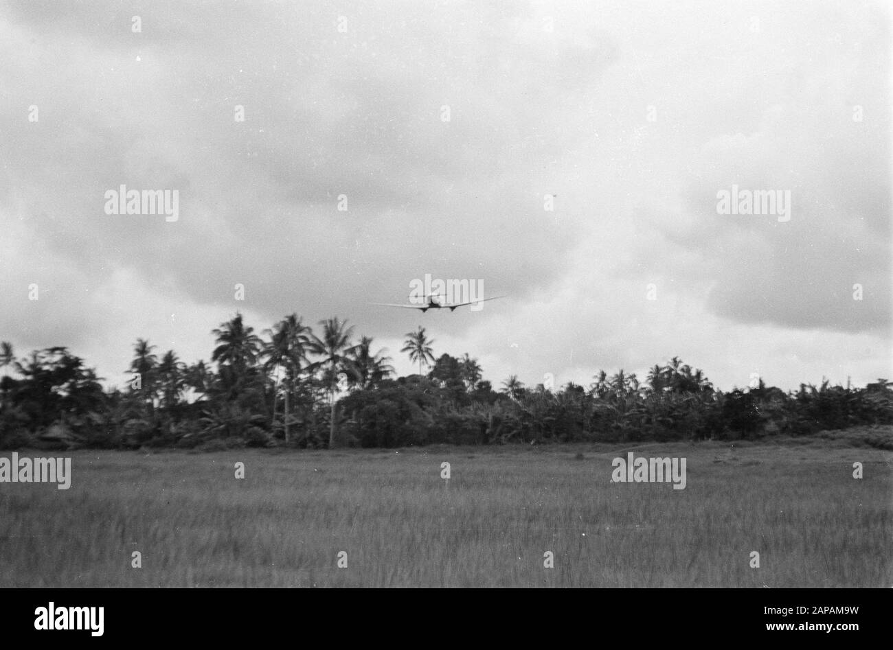 Exercice chute des fournitures par avion Description: Le Dakota du Sud monte à la date: Novembre 1947 lieu: Indonésie, Pays-Bas East Indies Banque D'Images