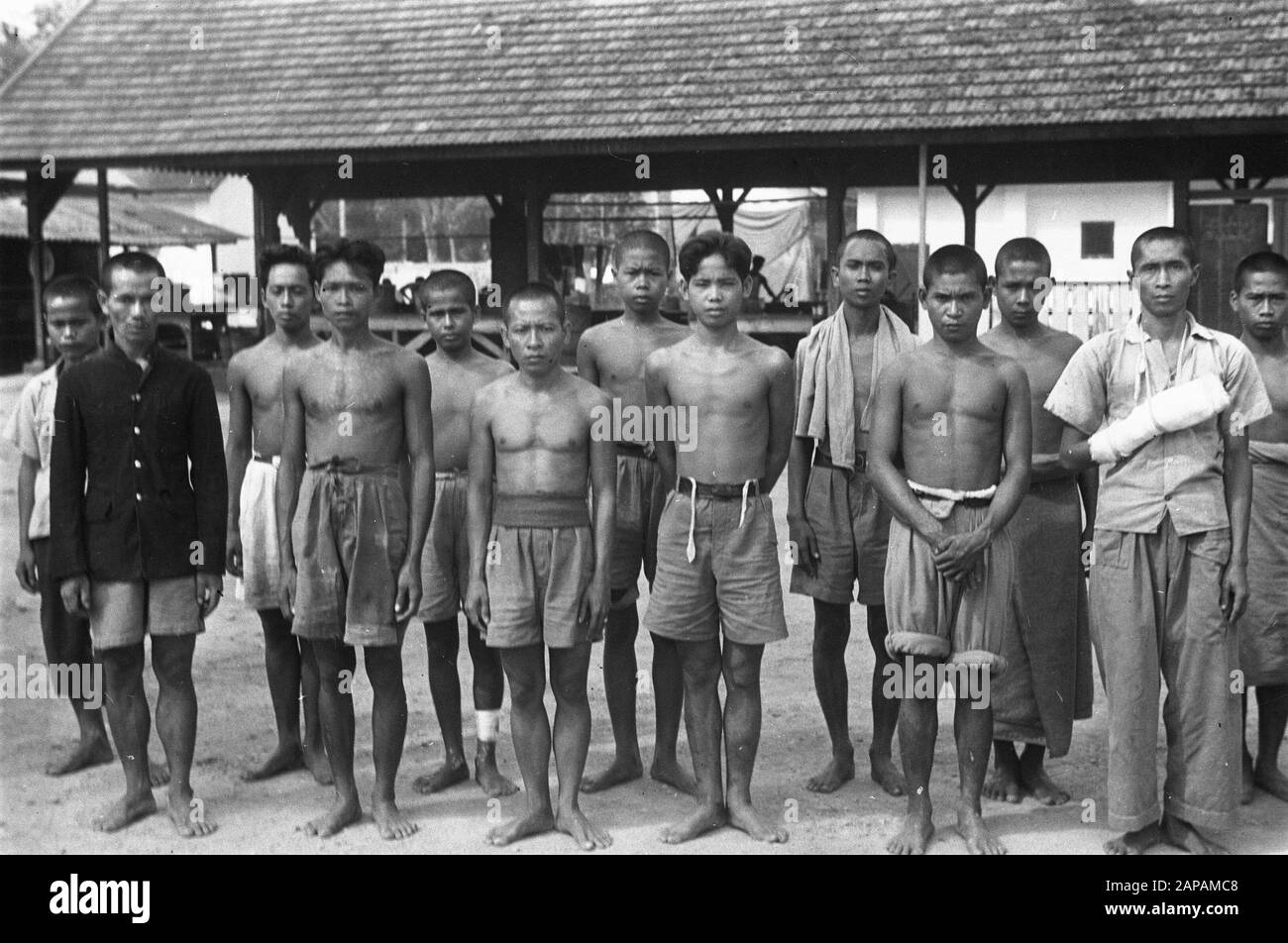 Treize Indonésiens capturés ou prisonniers de guerre japonais ? Annotation: Djk Date: 1947/01/01 Lieu: Indonésie, Pays-Bas East Indies Banque D'Images