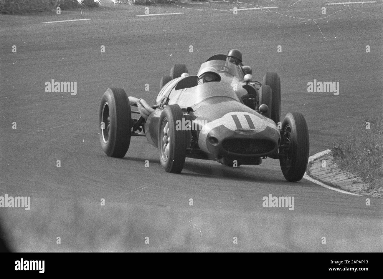 Courses automobiles sur le circuit de Zandvoort du Grand Prix Stirling Moss (n° 11) en passant par le Suédois Bonnier Date : 31 mai 1959 Banque D'Images