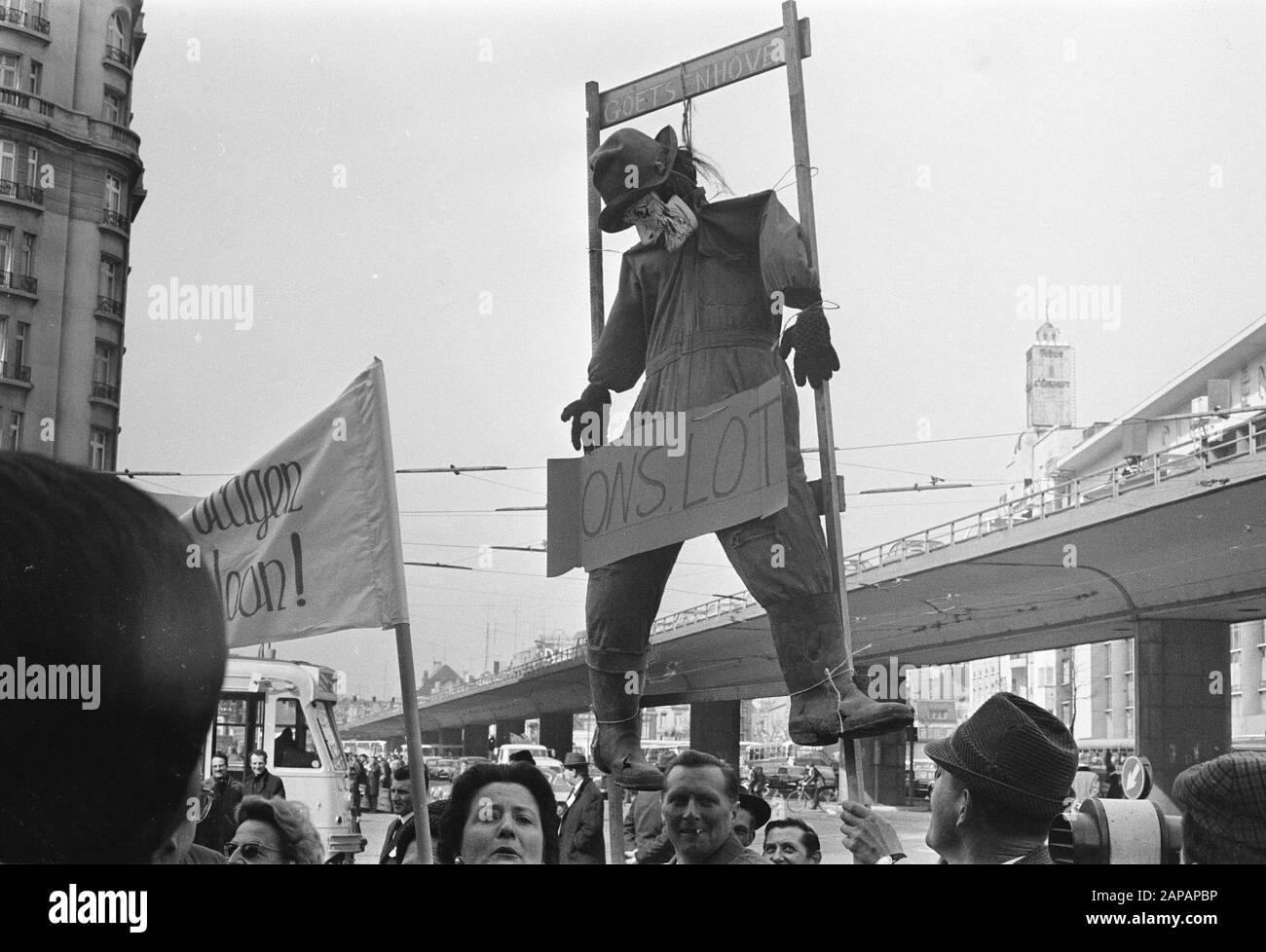 Manifestation des agriculteurs à Bruxelles contre la politique agricole de la CEE Description: Les manifestants avec une poupée sur les gloes, avec le texte "Notre lot" Date: 23 mars 1971 lieu: Belgique, Bruxelles mots clés: Démonstrations, agriculteurs, bannières Nom de l'institution: EEG Banque D'Images