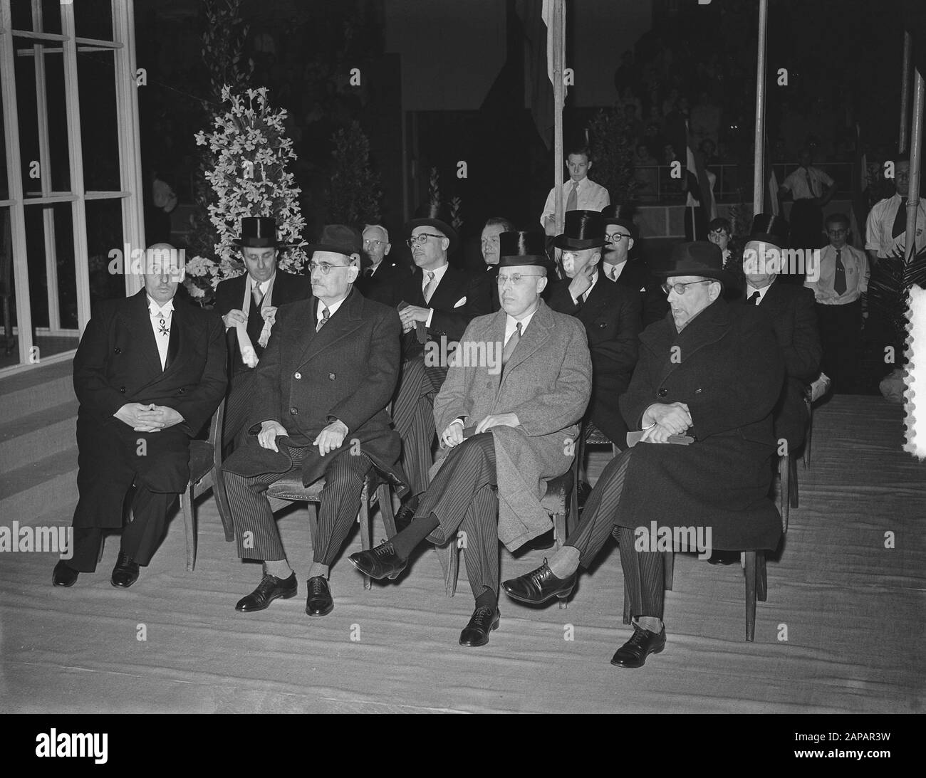 100 ans Kromstaf. Stade De Galgewaard. Invités Annotation: Assis 2ème de gauche, le Premier ministre W. Drees, juste à côté de lui L. Beel. Laissé Derrière Lui Jo Cal Date: 15 Mai 1953 Lieu: Utrecht (Ville) Mots Clés: Catholicisme Banque D'Images