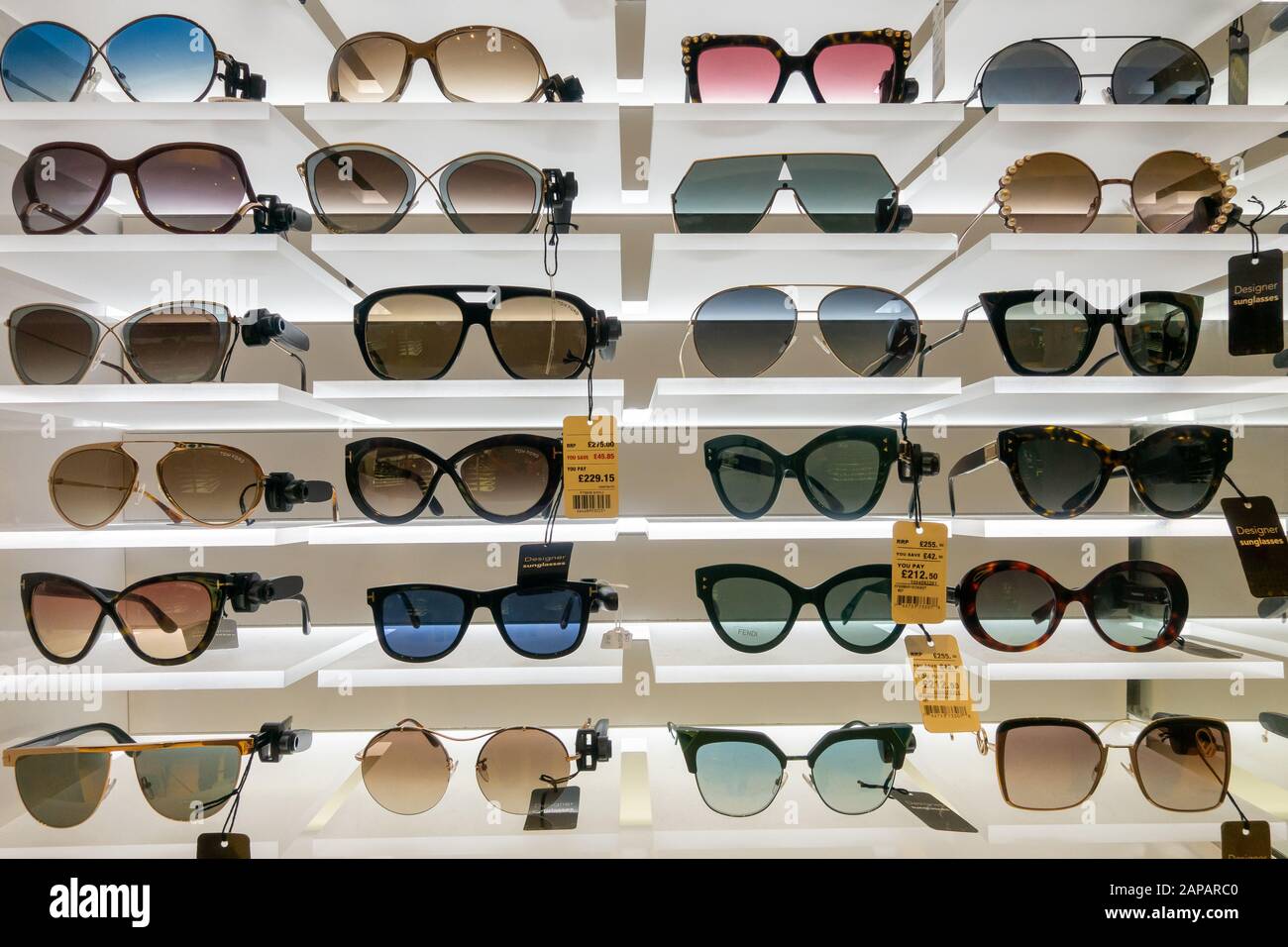 Lunettes de soleil de marque à vendre dans un magasin hors taxes à  l'aéroport Photo Stock - Alamy