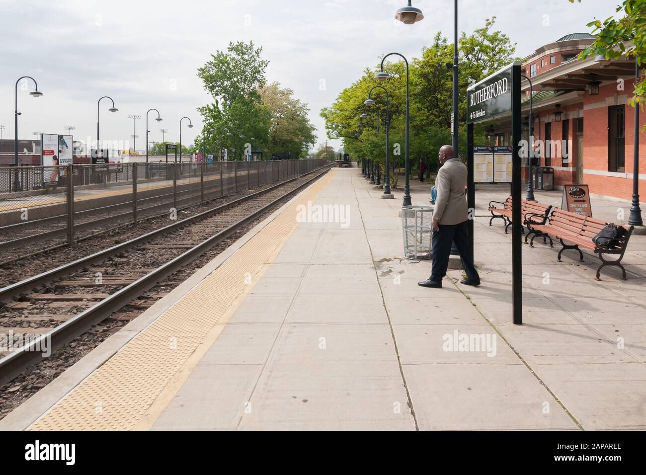 Gare et plate-forme New Jersey Transit avec des personnes en attente d'un train à Rutherford, New Jersey, États-Unis Banque D'Images