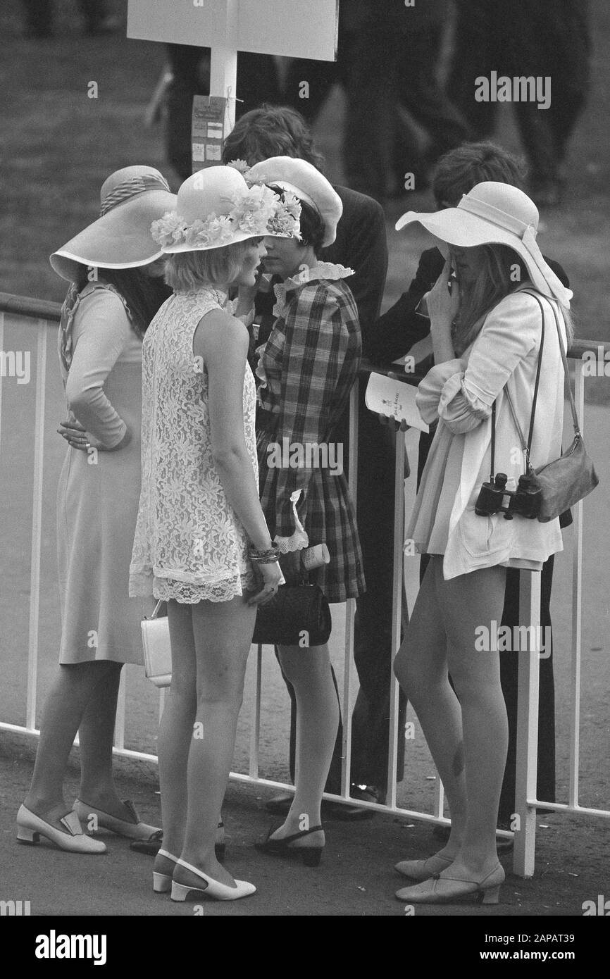 Débutante et salopette Jayne Harries (à gauche, en dentelle et chapeau fleuri), 16 ans, de St James, Londres, qui a dû changer sa tenue avant d'entrer dans l'enceinte royale, avec d'autres racegoers à Royal Ascot. Banque D'Images