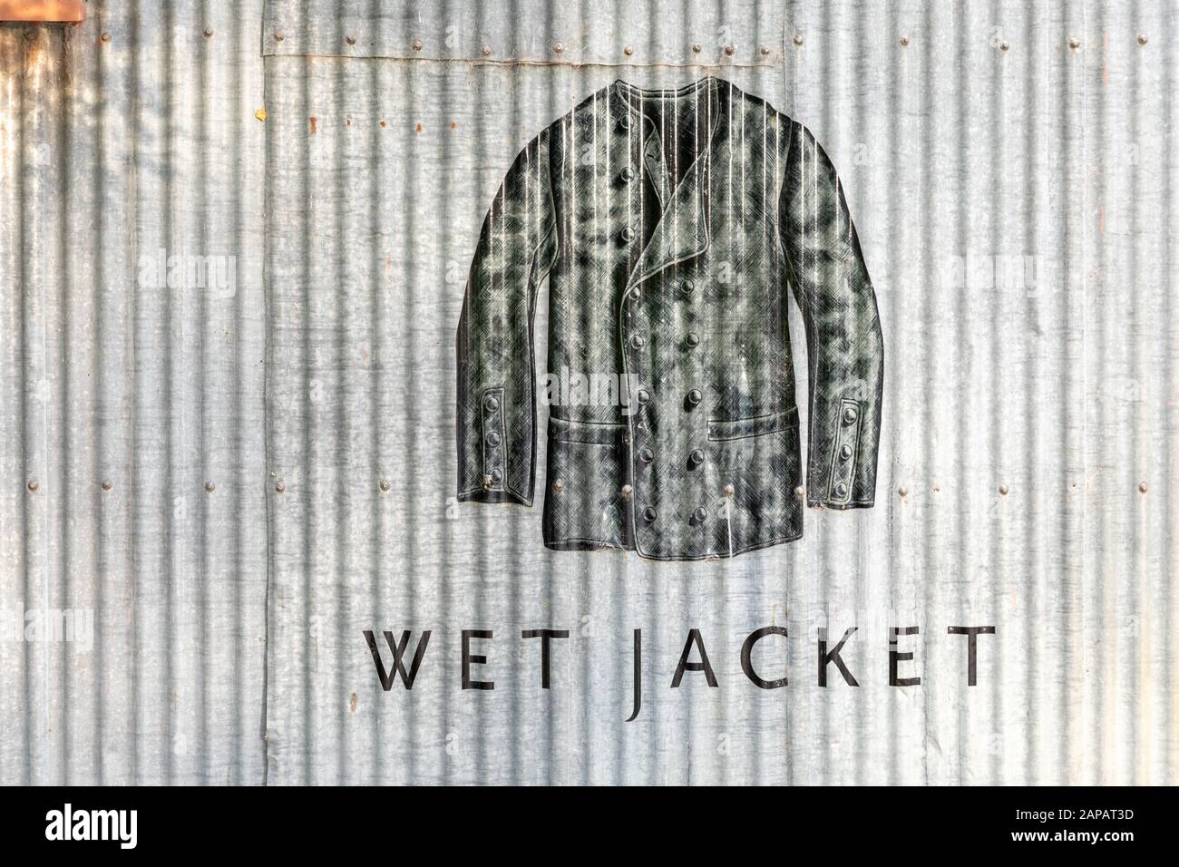 Le logo du domaine Wet Jack sur un bâtiment en métal ondulé Banque D'Images