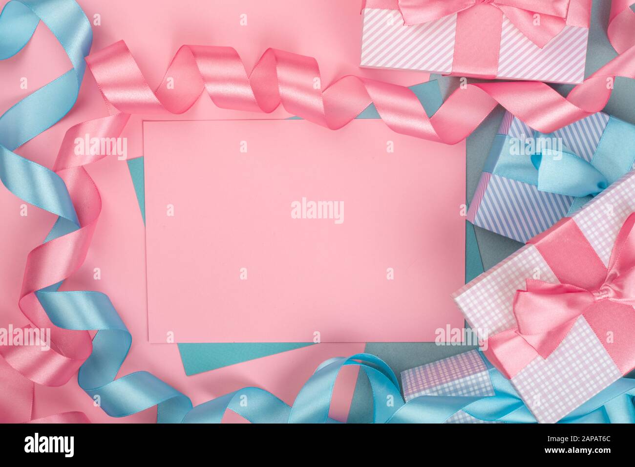 Saint-Valentin fond rose avec lettre d'amour vierge avec espace de copie pour cadre de bordure de texte avec cadeaux avec noeud et ribon Banque D'Images