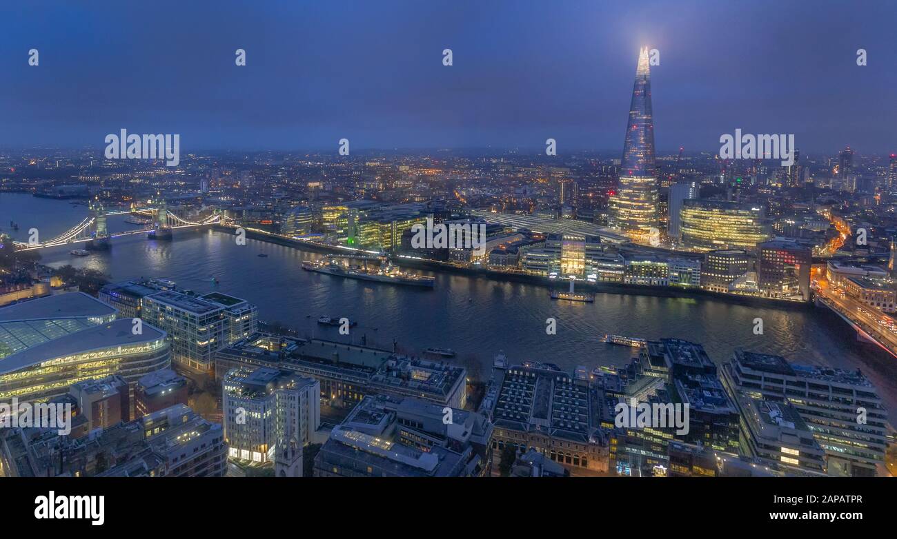 Vue aérienne nocturne sur la Tamise, Tower Bridge et le Shard à Londres, en Angleterre. Smog sur la ville à l'automne après-midi. Banque D'Images