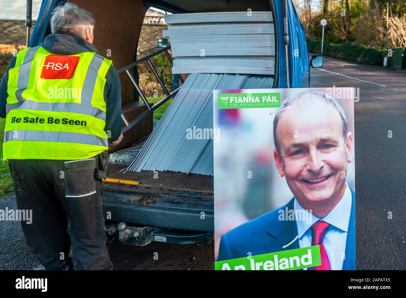 Bantry, West Cork, Irlande. 22 janvier 2020. Les candidats irlandais à l'élection générale ont transmis le message à l'elctorat par l'intermédiaire d'affiches controversées. Les affiches Micheál Martin ont été érigées aujourd'hui, l'équipe d'affiches ayant commencé à Youghal à 6 heures du matin, finissant à West Cork tard ce soir. Crédit : AG News/Alay Live News Banque D'Images