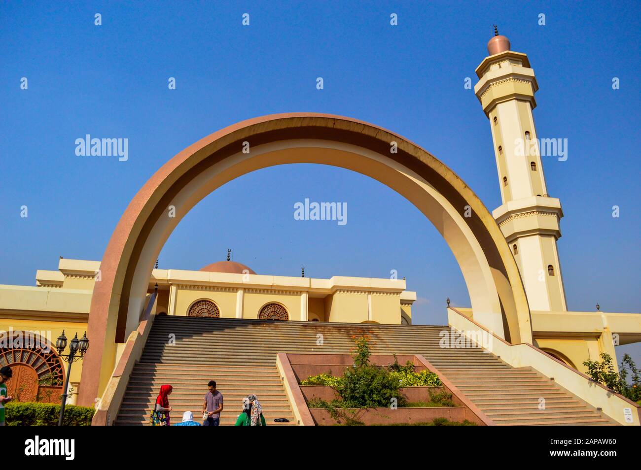 Les touristes attendent de marcher sur les marches de la Mosquée centrale de Kampala (anciennement la Mosquée nationale de Kadhafi). Le minaret offre les meilleures vues de Kampala Banque D'Images