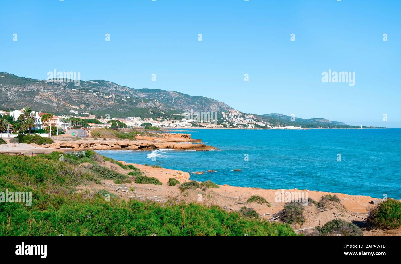 Vue sur la plage Playa del Moro à Alcossebre, sur la Costa del Azahar, en Espagne, en hiver Banque D'Images
