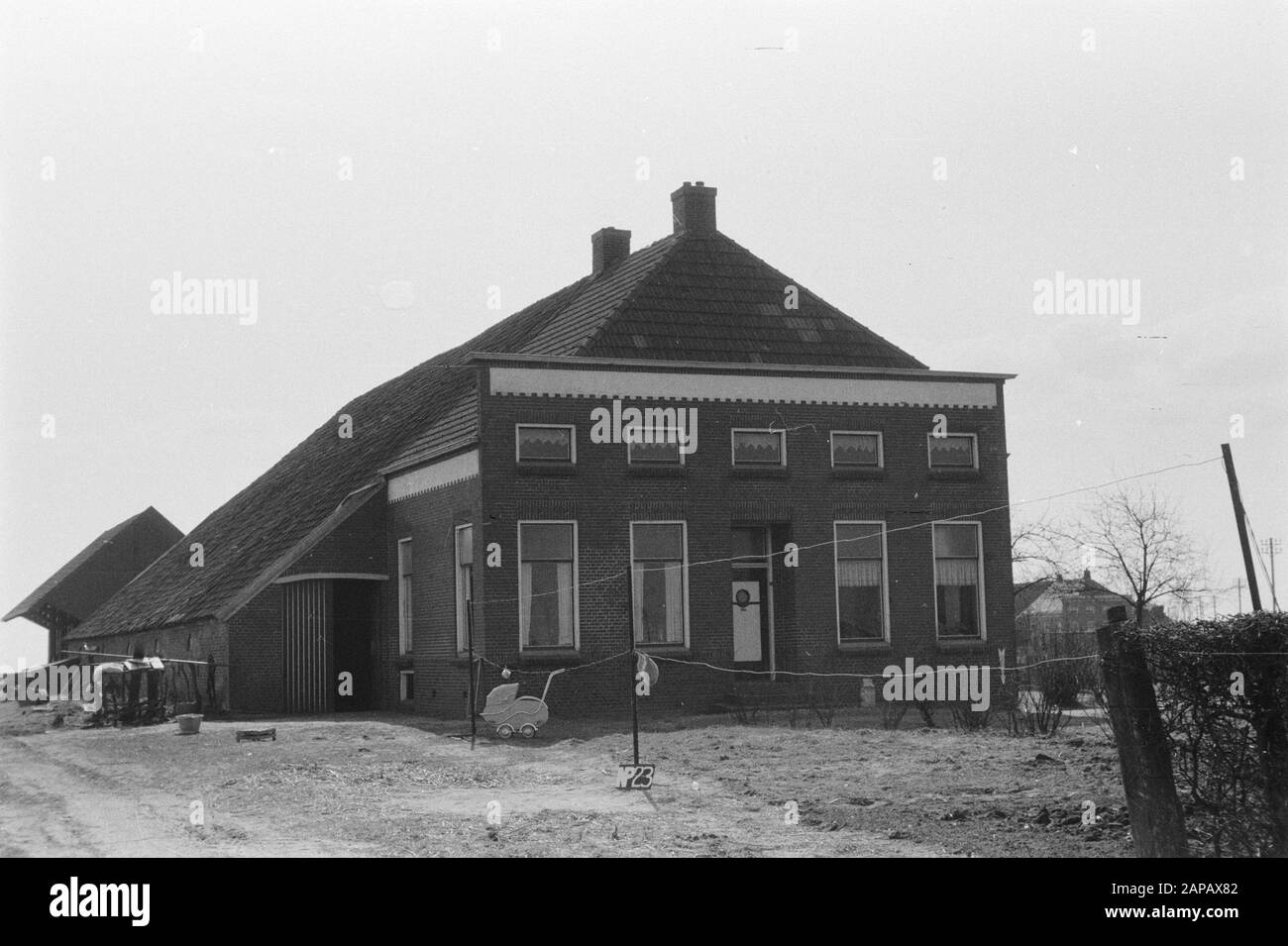 Fixe points Cultuurtechnische dienst Description: Ferme à Nieuwe Pekela [swailverland Pomppolder] Annotation: NP-22. Devant la ferme se trouve une poussette Date: Avril 1954 lieu: Groningue (province), Pekela mots clés: Consolidation des terres, ajustements des eaux de terrain Banque D'Images