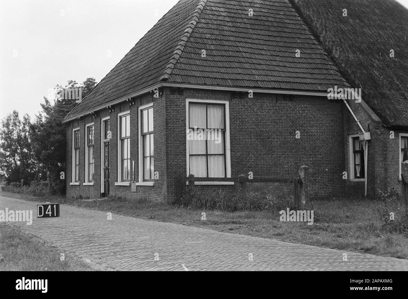 Points fixes Cultuurtechnische dienst Description: Ferme [swailverland Rinsumageest] Annotation: D-41 flèche indique un point fixe Date: Juin 1954 lieu: Dokkum, Friesland, Rinsumageest mots clés: Consolidation des terres, ajustements des eaux du terrain Banque D'Images