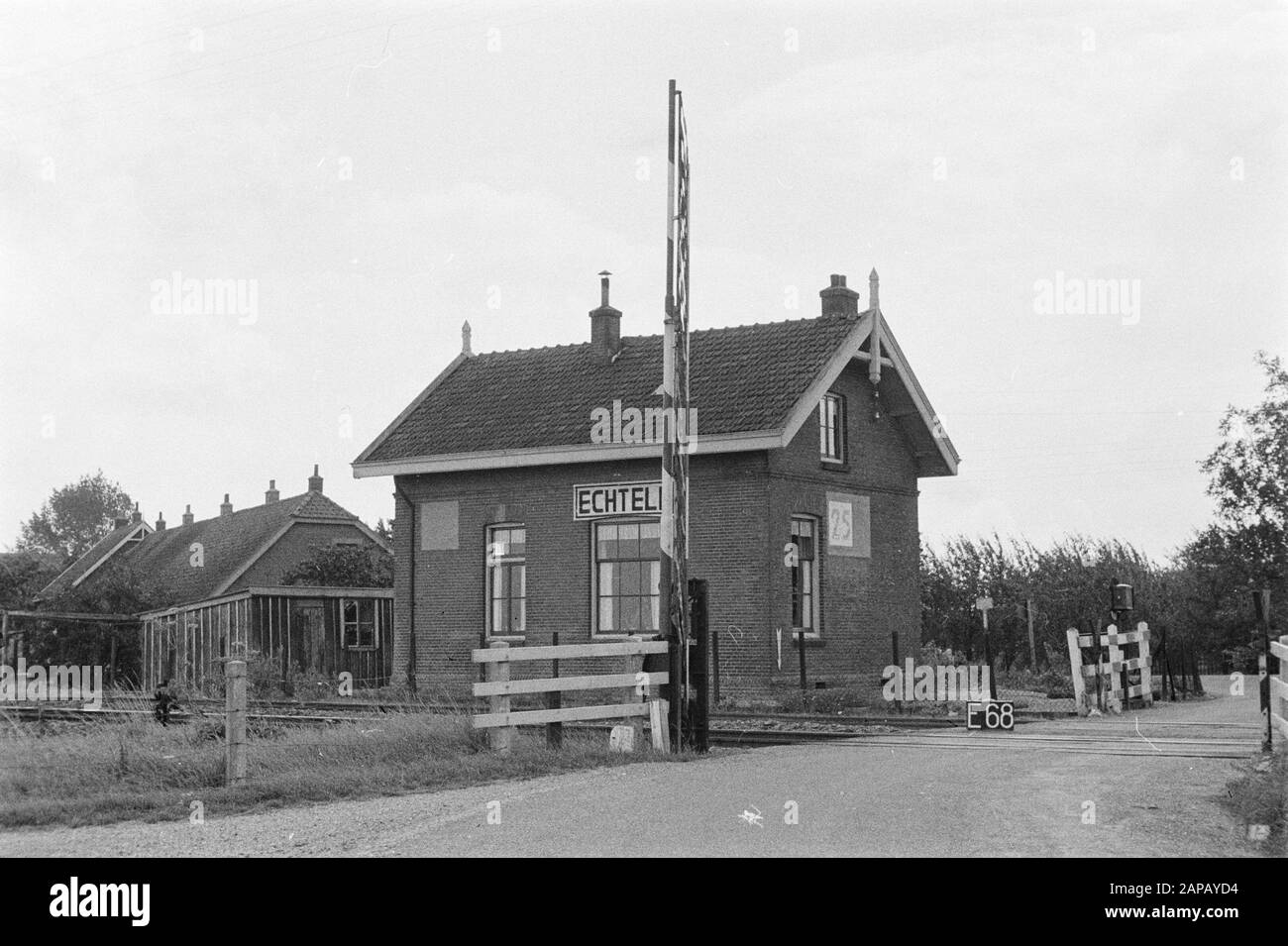 Points fixes Cultuurtechnische dienst Description: Baanwachtershuis et passage à niveau du chemin de fer à Echteld (subdivision d'Echteld-Lienden) Annotation: E-68. Emplacement : Voorstraat. La maison a été démolie Date: Août 1954 lieu: Betuwe, Demandé mots clés: Consolidation des terres, passages à niveau, changements d'eau du terrain Banque D'Images