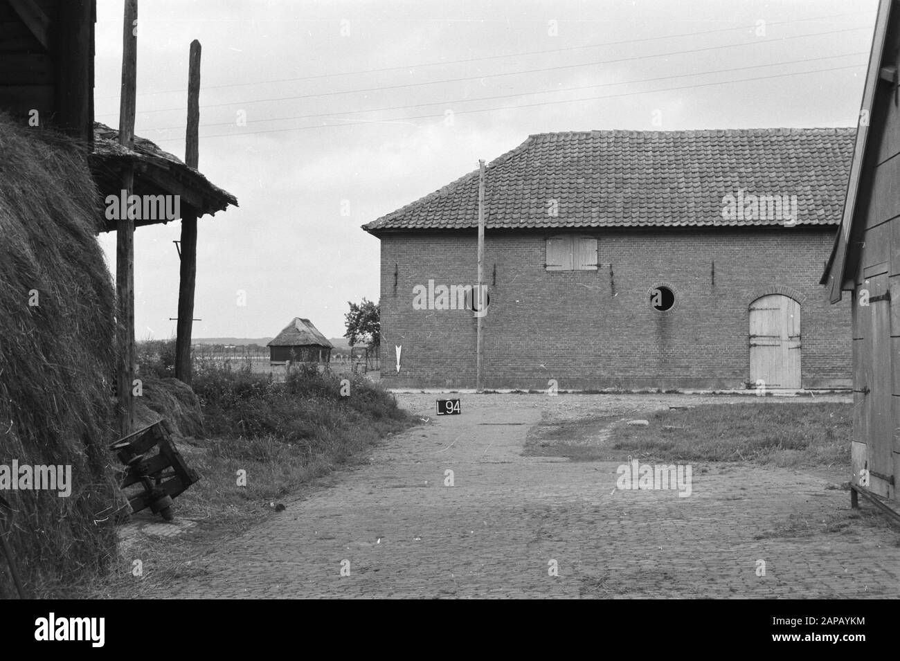 Points fixes Cultuurtechnische dienst Description: Ferme près de Lienden (consolidation des terres Echteld-Lienden) Annotation: L-94. Mots clés : consolidation des terres, ajustements des eaux de terrain Banque D'Images Points fixes Cultuurtechnische dienst Description: Ferme près de Lienden (consolidation des terres Echteld-Lienden) Annotation: L-94. Mots clés : consolidation des terres, ajustements des eaux de terrain Banque D'Images