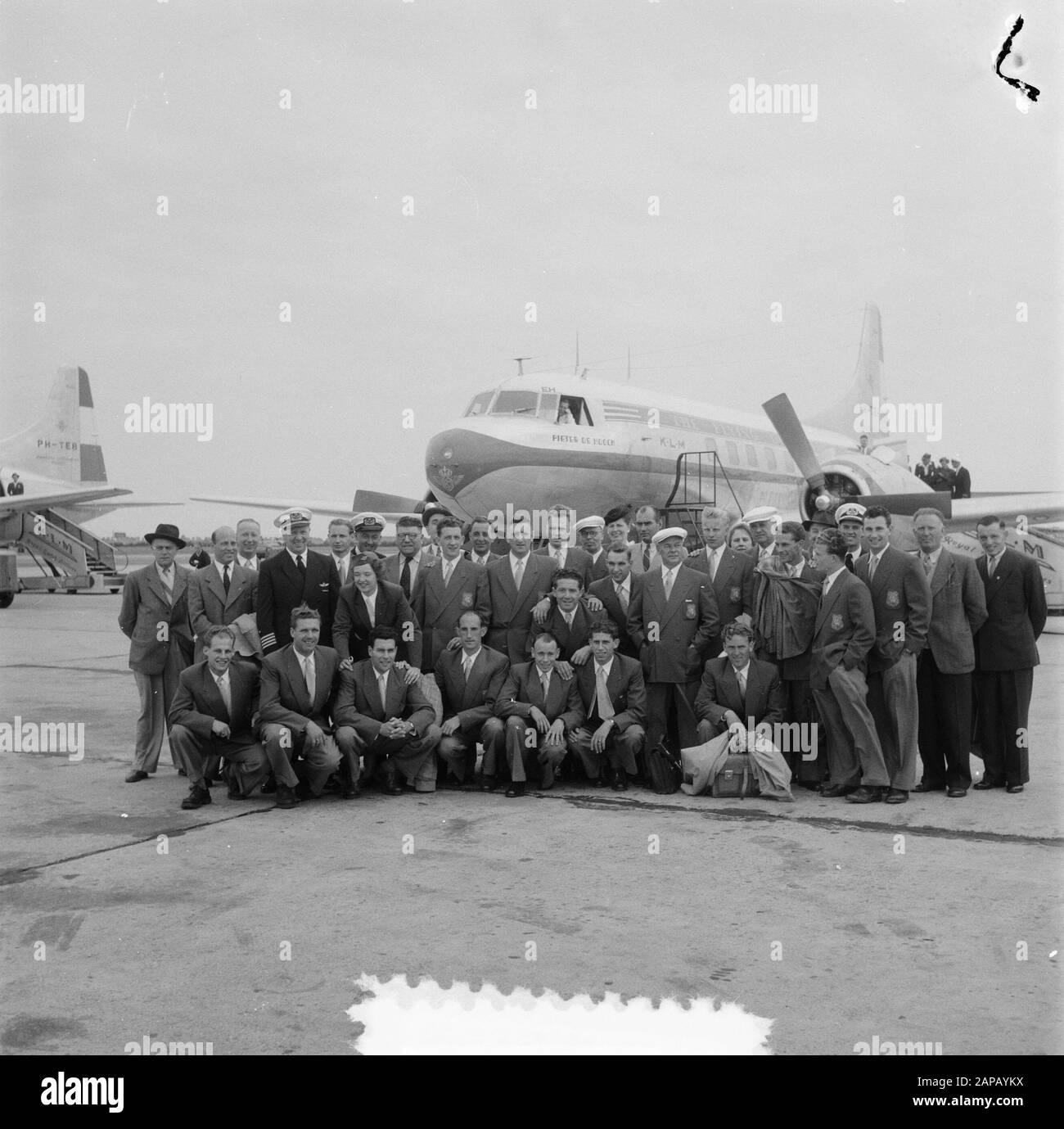 Jeux olympiques d'été Helsinki (1952) Description: Arrivée équipe de hockey néerlandaise à Helsinki Date: 14 juillet 1952 lieu: Helsinki mots clés: Portraits de groupe, hockey, aéroports Banque D'Images