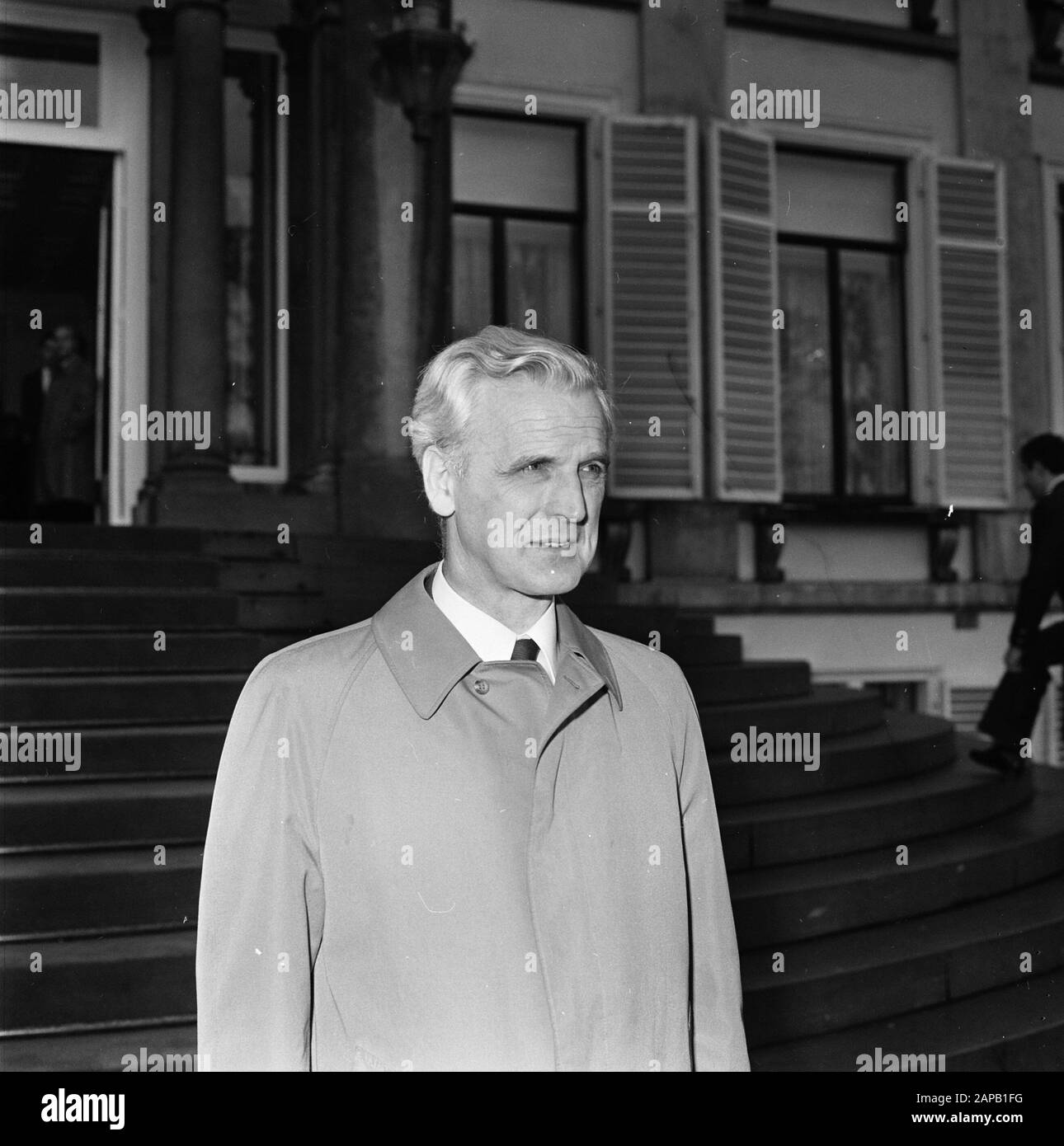 Beediging de 10 des 16 secrétaires d'Etat par HM op Soestdijk; drs. D. F. van de Mei (Affaires étrangères) Date : 28 décembre 1977 lieu : Soestdijk, Utrecht mots clés : State SECRETARISES Banque D'Images