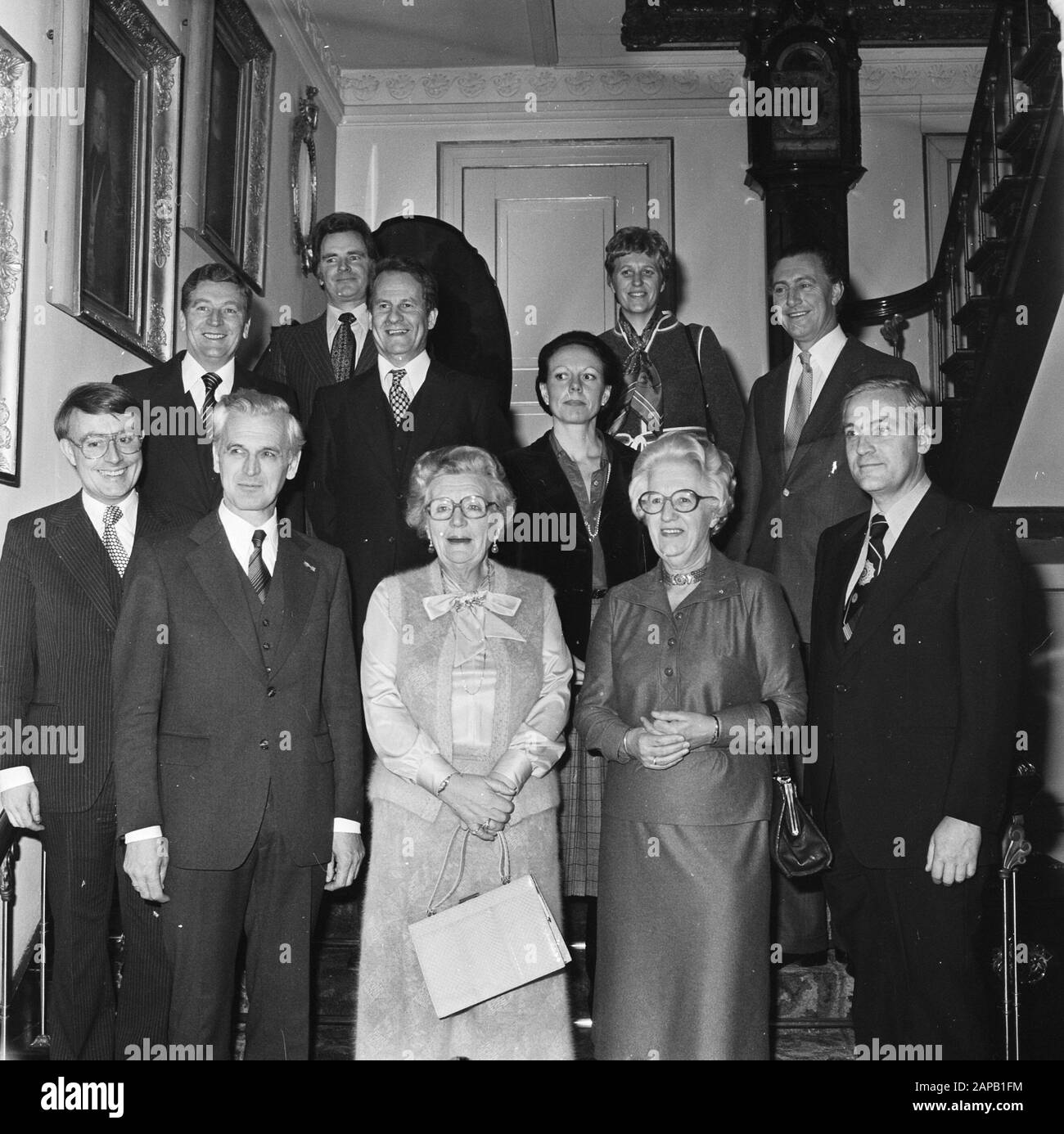 Beediging de 10 secrétaires à Soestdijk; m.. Koning Van der Mei, HM, Haars, Nooteboom, 2ème rangée Van Lent, Broese Date: 28 décembre 1977 lieu: Soestdijk, Utrecht mots clés: SECRÉTAIRES d'État Nom personnel: Haar, Lent, Cees van, Nooteboom, Adriaan Banque D'Images