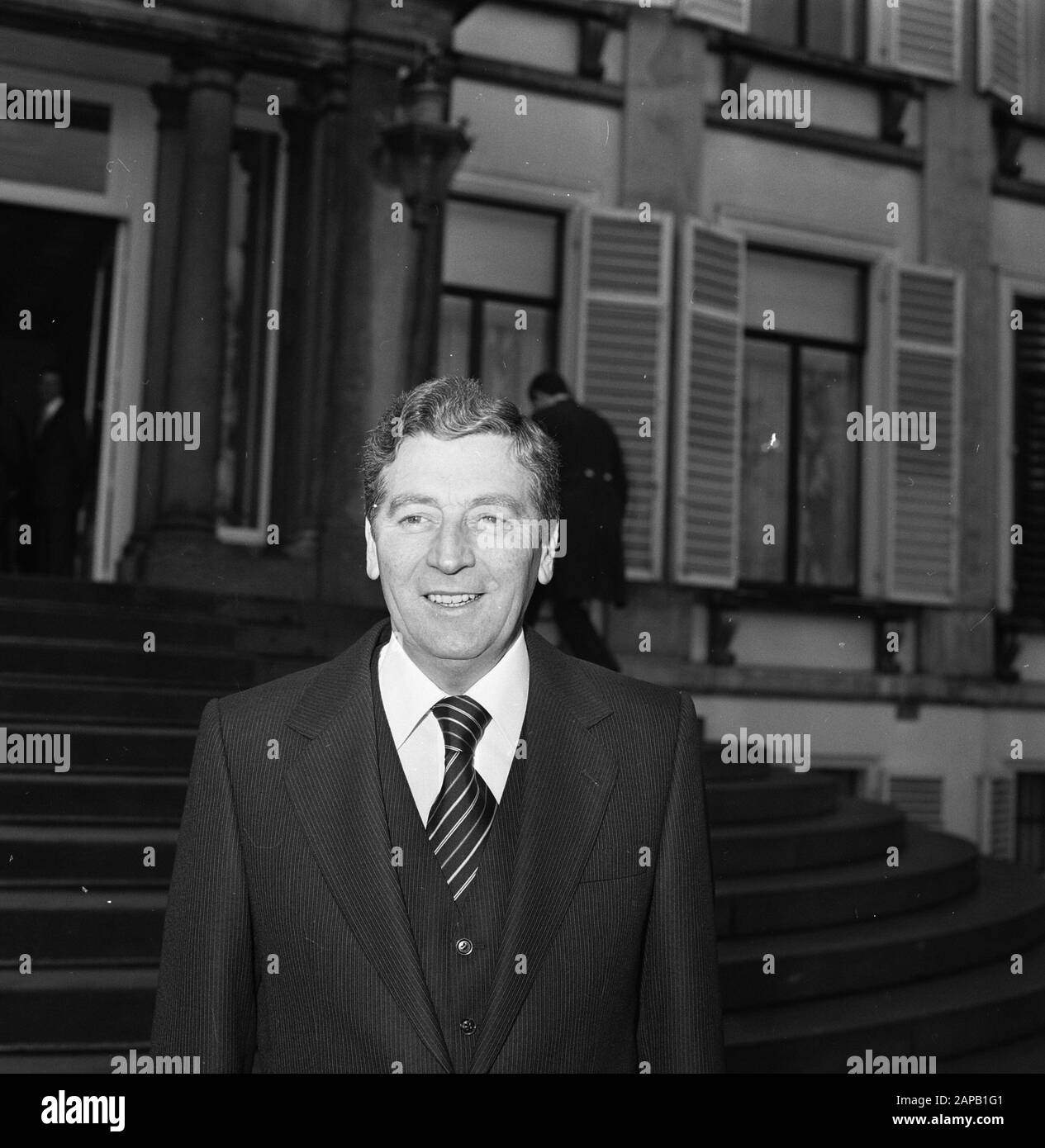 Beediging de 10 des 16 secrétaires d'Etat par HM op Soestdijk; C. J. van Lent (défense) kop Date: 28 décembre 1977 lieu: Soestdijk, Utrecht mots clés: State SECRETARISS Nom personnel: C. J. van Lent Banque D'Images