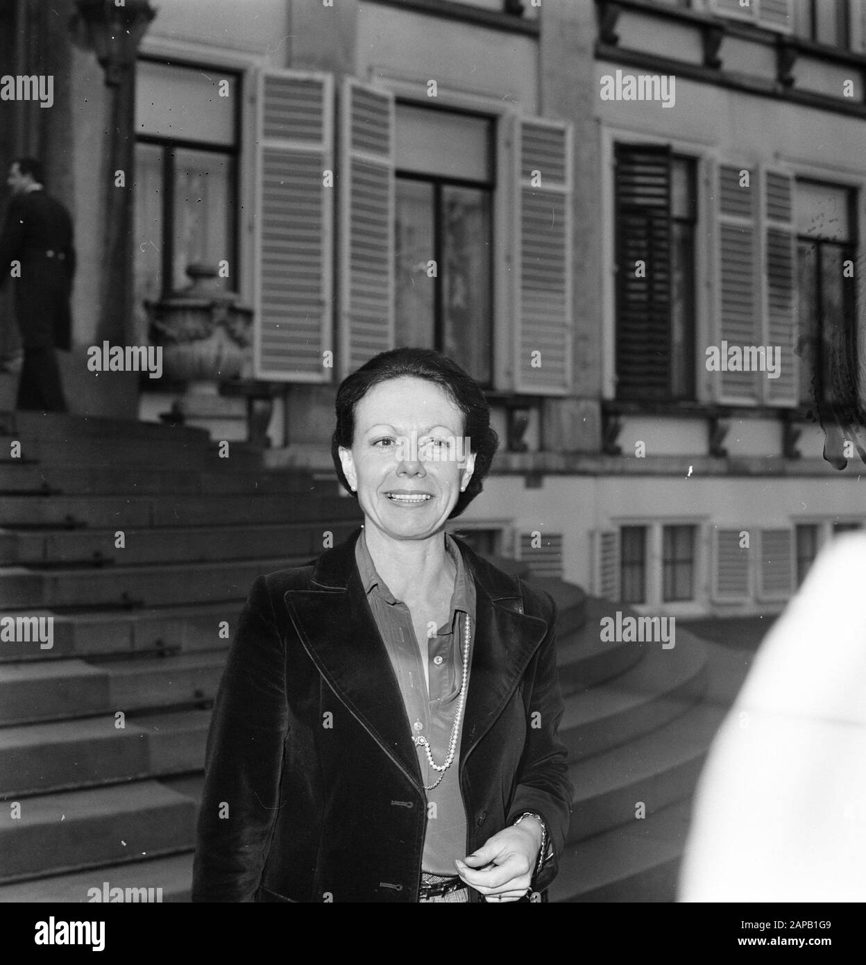 Beediging de 10 des 16 secrétaires d'État de HM op Soestdijk; Mme Smit Kroes (Traffic and Waterstaat) Date: 28 décembre 1977 lieu: Soestdijk, Utrecht mots clés: State SECRETARISES Nom personnel: SMIT-Kroes, Neelie Banque D'Images