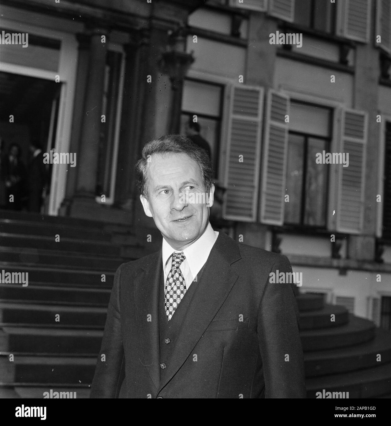 Beediging de 10 des 16 secrétaires d'État de HM op Soestdijk; m.. G. Ph. Broese (Housing) kop Date : 28 décembre 1977 lieu : Soestdijk, Utrecht mots clés : State SECRETARISES Banque D'Images