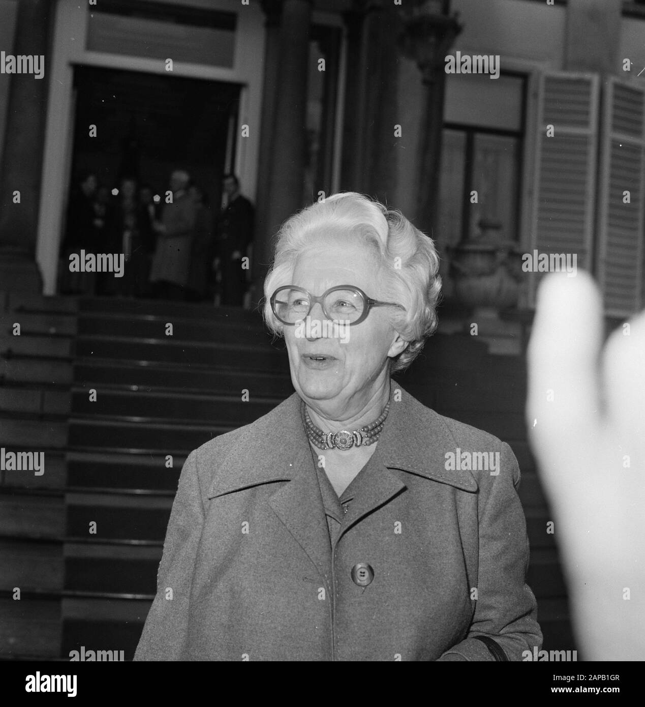 Beediging de 10 des 16 secrétaires d'État de HM op Soestdijk; Miss m.. E. A. Haars (justice) kop Date : 28 décembre 1977 lieu : Soestdijk, Utrecht mots clés : State SECRETARISES Banque D'Images