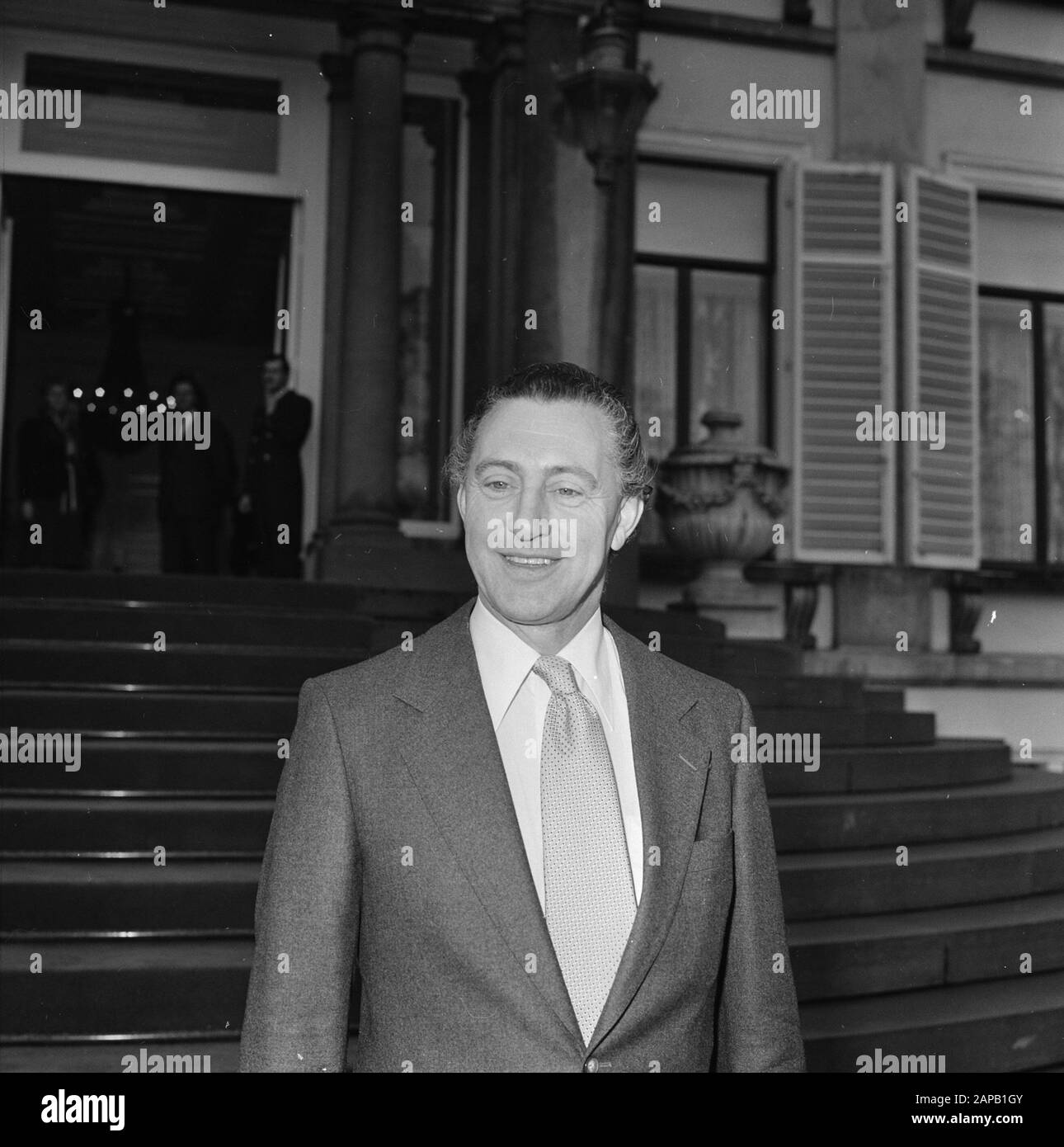 Beediging de 10 des 16 secrétaires d'État par HM op Soestdijk; Th. M. Hazekamp (EZ) kop Date : 28 décembre 1977 lieu : Soestdijk, Utrecht mots clés : State SECRETARISS Banque D'Images