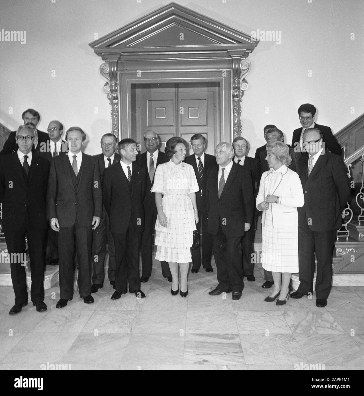 Cabinet Van Agt/Den Uyl assermenté Description: Conversion du cabinet Van Agt/Den Uyl par la reine Beatrix. Première rangée de l.n.r.: Max van der Stoel (PvdA), Jan Terloup (D66), Dries van Agt (CDA), Queen Beatrix, Joop den Uyl (PvdA), Til Gardeniers-Berendsen (CDA), Jos van Kemenade (PvdA). Deuxième rangée d'André van der Louw (PvdA), Job de Ruiter Louw (CDA)), Henk Zeevalking (D66), Fons van der Ste (CDA), Jan de King (CDA), Marcel van Dam (PvdA), Kees van Dijk (CDA), Hans van Mierlo (D66), Ed van Thijn (Pays-Bas) Date : 11 septembre 1981 : Accès au bureau, groupe por Banque D'Images