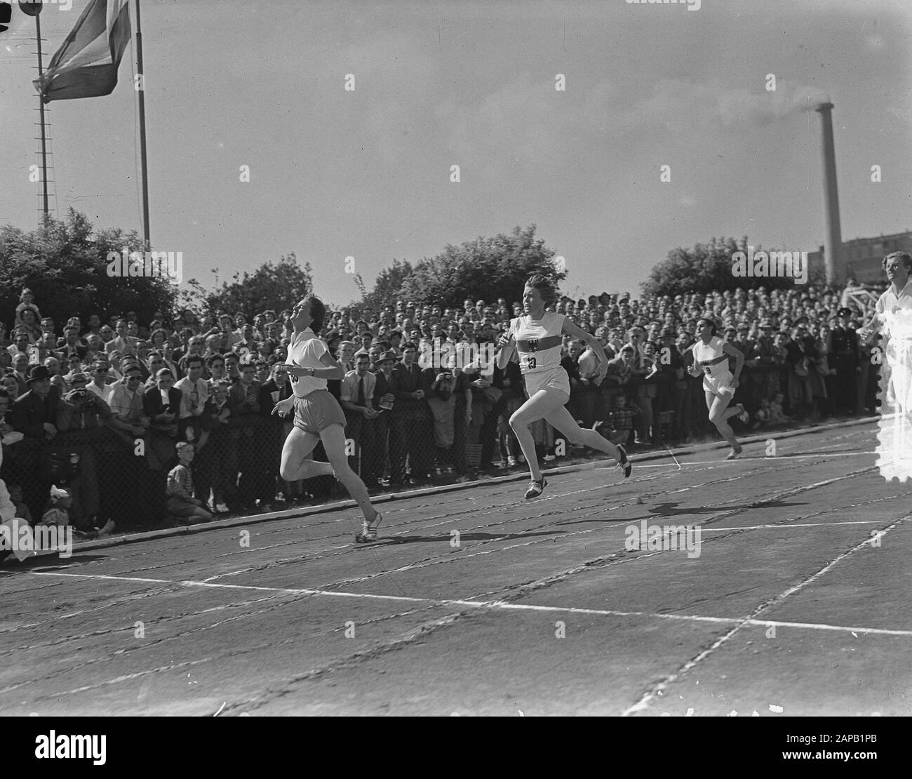 Athlétisme. Compétition Pays-Bas-Allemagne à Treebeek Description: 200 m femmes en exercice (1. Puck Brouwer) Date : Le 9 Août 1953 Lieu : Treebeek Mots Clés : Athlétisme Nom De La Personne : Brouwer, Puck Banque D'Images