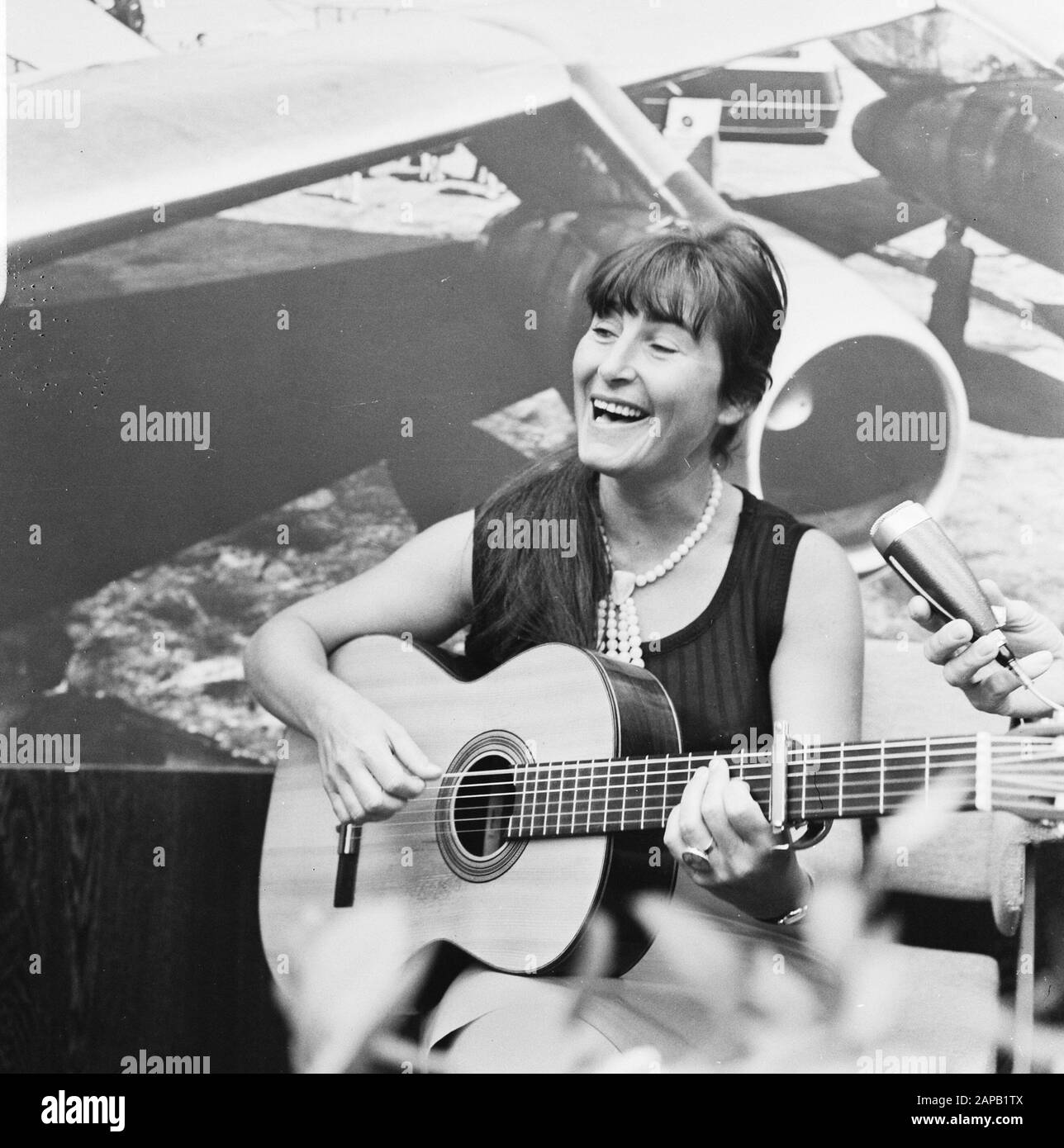 Aviva Semadar (chanteuse israélienne) à Schiphol, Semada avec guitare Date: 16 août 1966 lieu: Noord-Holland, Schiphol mots clés: GITARS, chanteuses Nom personnel: Aviva Semadar Banque D'Images