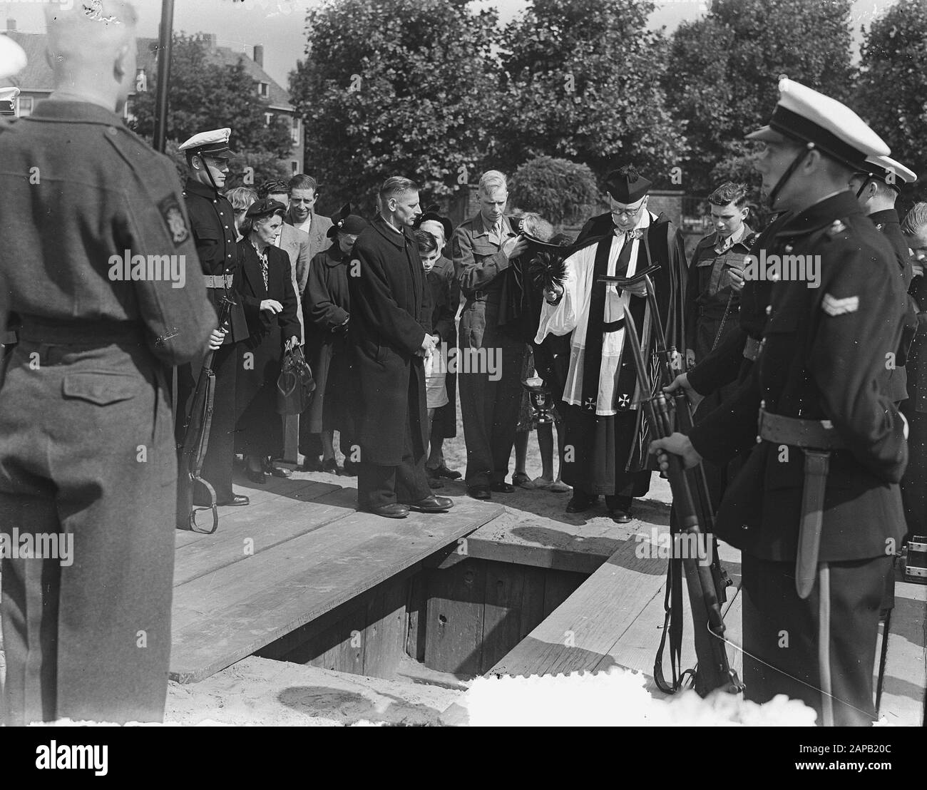 [Marvo] les Zeegers de la Marine Burial à Rotterdam Description: Les Zeegers de la Marine funéraire à Rotterdam Annotation: Prêtre catholique beprénkelt graf avec de l'eau Sainte Date: 8 août 1953 lieu: Rotterdam, Zuid-Holland mots clés: Funérailles, marine Nom du personnage: Zearers, [...] Banque D'Images