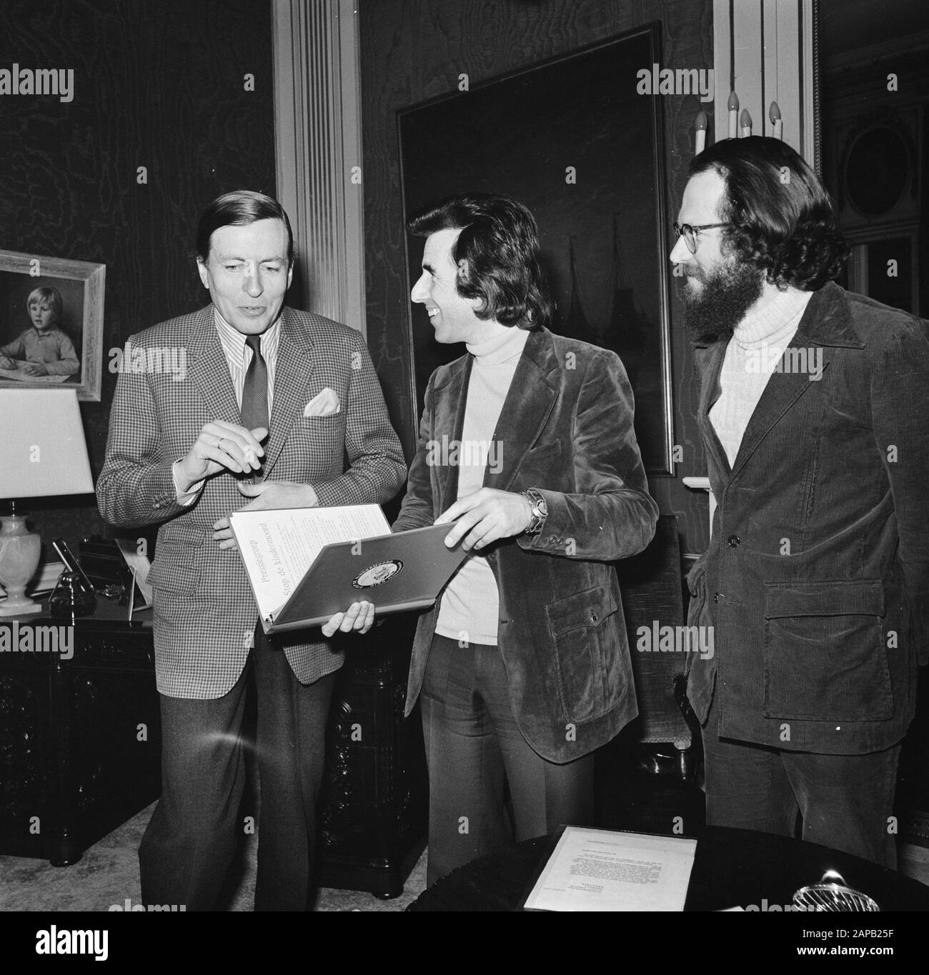 Le prince Claus reçoit une délégation du groupe de pression Arrêter le Meurtre d'enfants Description: Le prince (à gauche) en conversation avec deux militants Date: Le 13 février 1974 mots clés: Actions, délégations, reçus Nom personnel: Claus, prince Banque D'Images