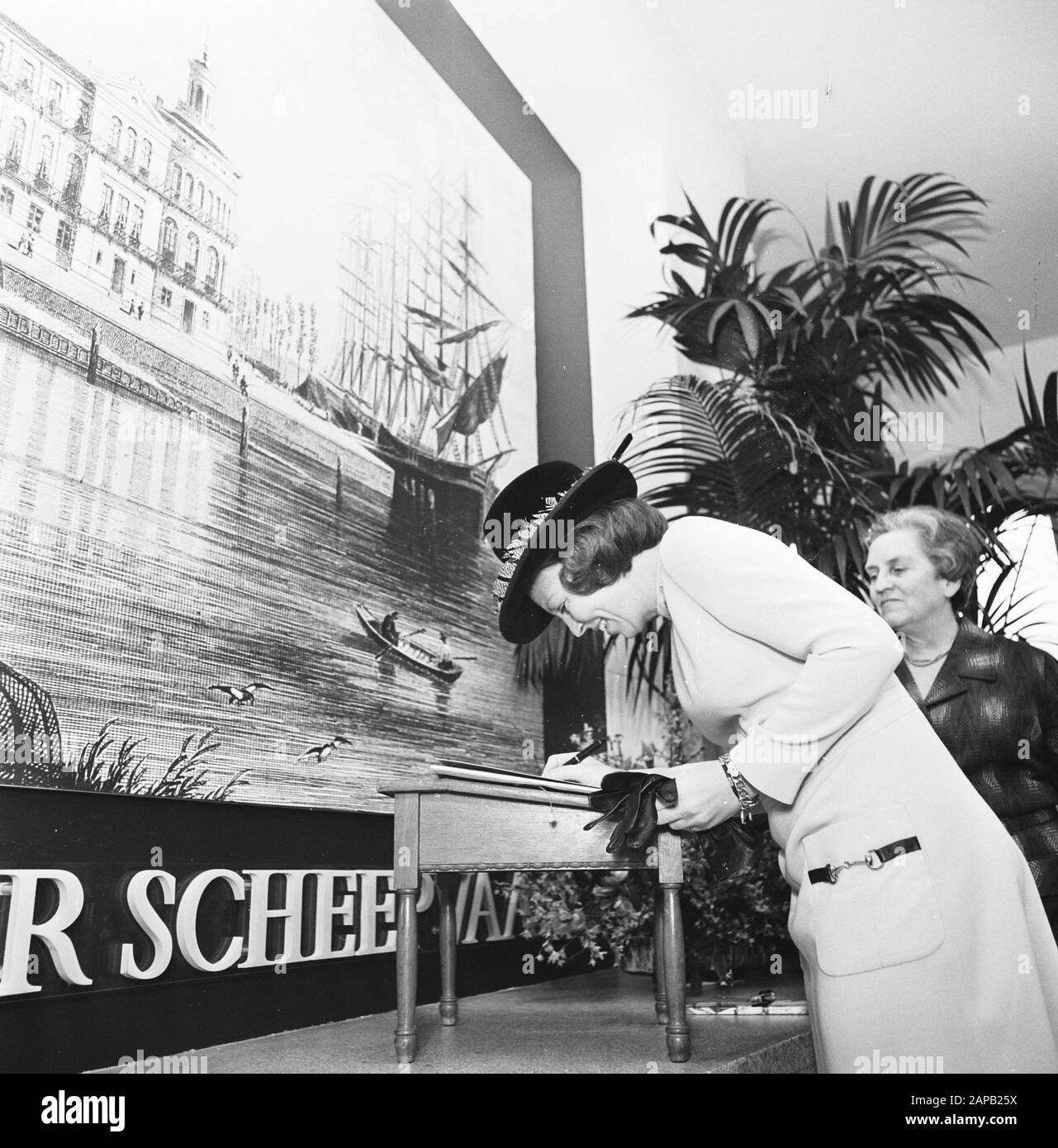 Princess Beatrix ouvre l'exposition Treasury of Shipping in the Maritime Museum in Rotterdam Description: La princesse signe le livre d'or Date: 14 février 1974 lieu: Rotterdam, Zuid-Holland mots clés: Queens, musées, ouvertures, expositions Nom personnel: Beatrix, princesse Banque D'Images