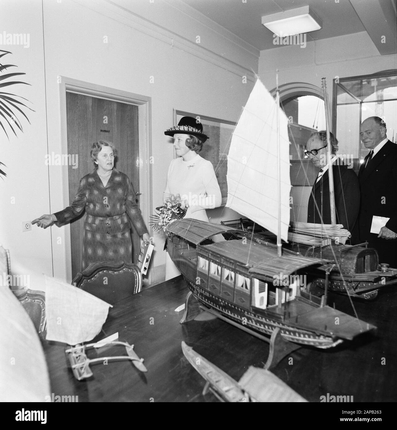 Princess Beatrix ouvre l'exposition Treasury of Shipping in the Maritime Museum in Rotterdam Description: La princesse est guidée dans une salle avec des modèles de navires Date: 14 février 1974 lieu: Rotterdam, South-Holland mots clés: Queens, musées, ouvertures, expositions Nom personnel: Beatrix, princesse Banque D'Images