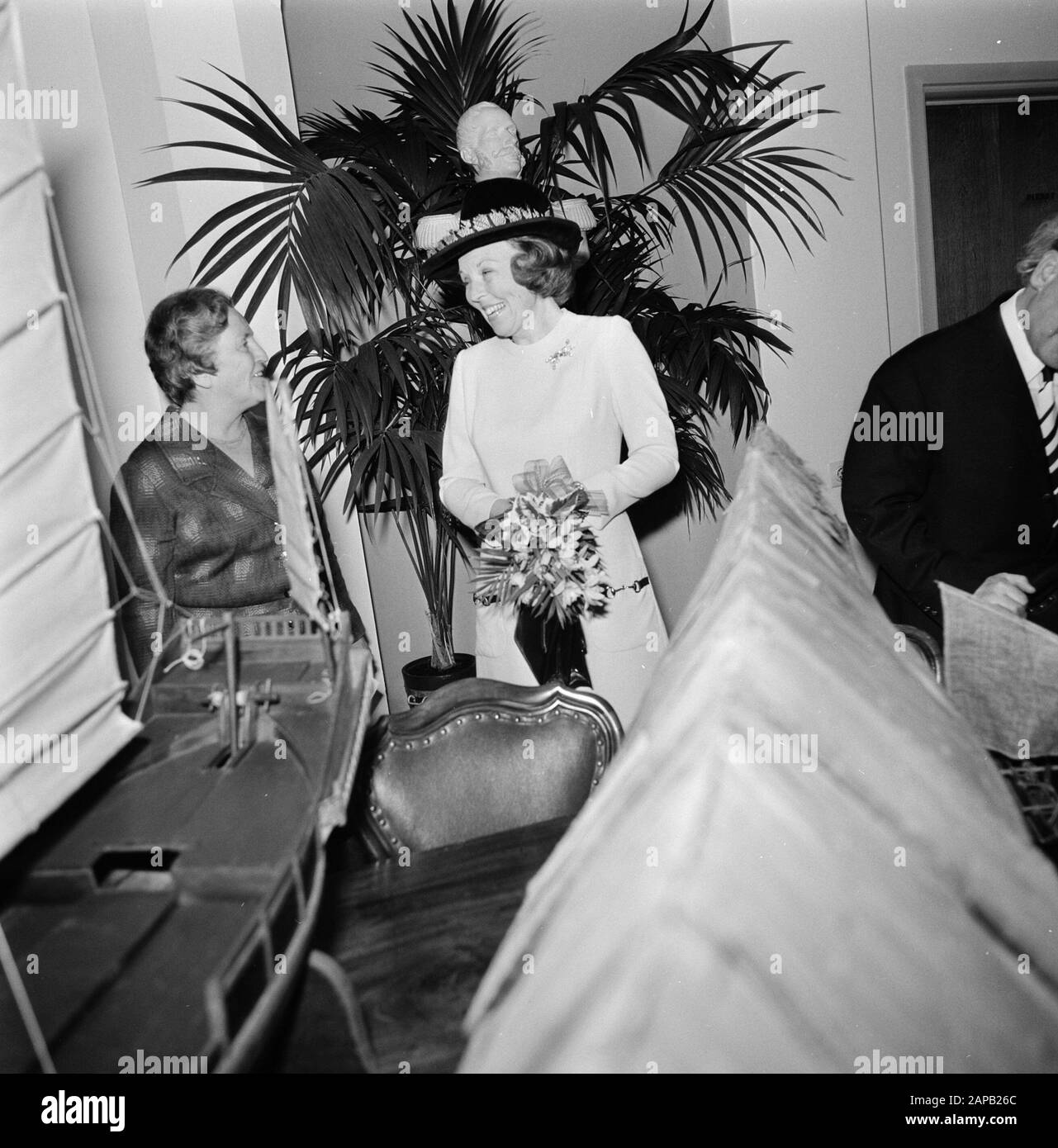 Princess Beatrix ouvre l'exposition Treasury of Shipping in the Maritime Museum in Rotterdam Description: La princesse en conversation à un modèle de navire Date: 14 février 1974 lieu: Rotterdam, Zuid-Holland mots clés: Queens, musées, ouvertures, expositions Nom personnel: Beatrix, princesse Banque D'Images