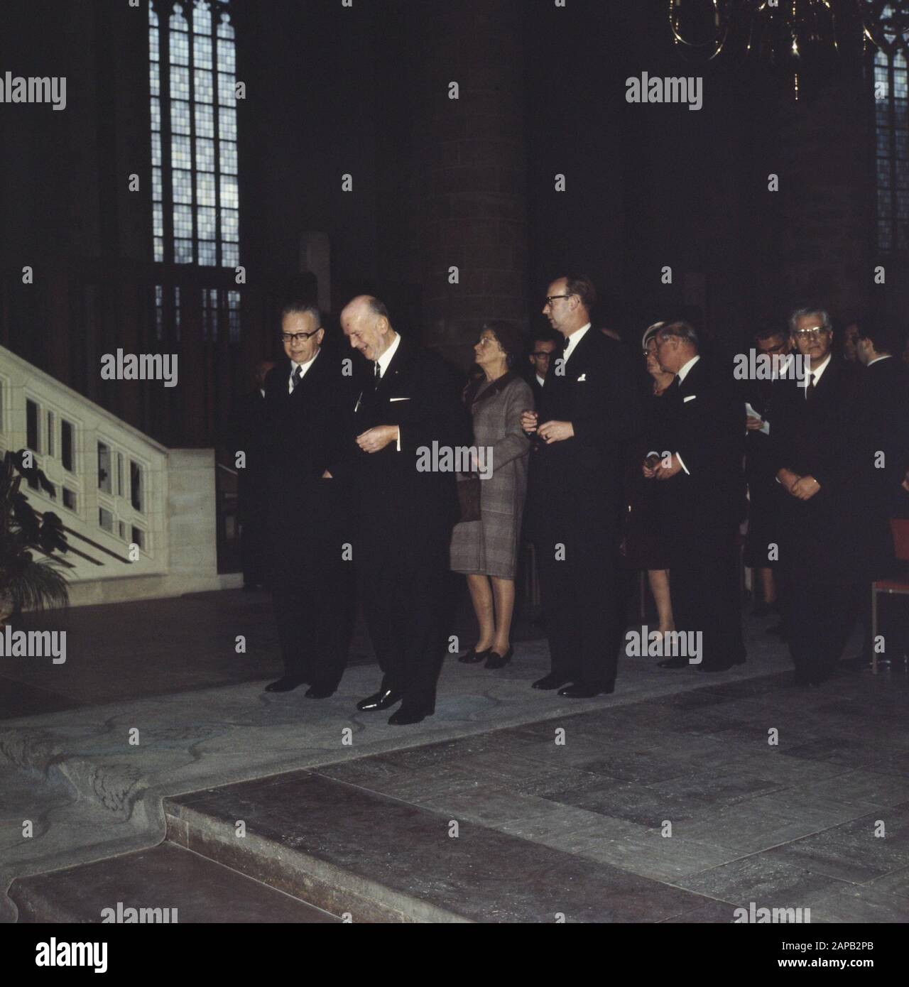 Visite du président Heinemann et de la femme de DEO à NL: Le président Heinemann visite St. Laurenskerk, Rotterdam Date: 25 novembre 1969 lieu: Rotterdam, Zuid-Holland mots clés: Visites Nom personnel: Heinemann, Gustav Nom de l'institution: Sint-Laurenskerk Banque D'Images