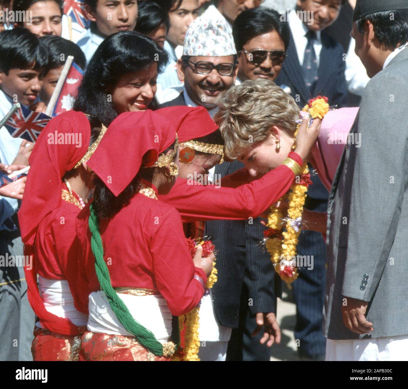 La princesse Diana rencontre des enfants lors de son tournée royale du Népal au nom de la Croix-Rouge, mars 1993 Banque D'Images