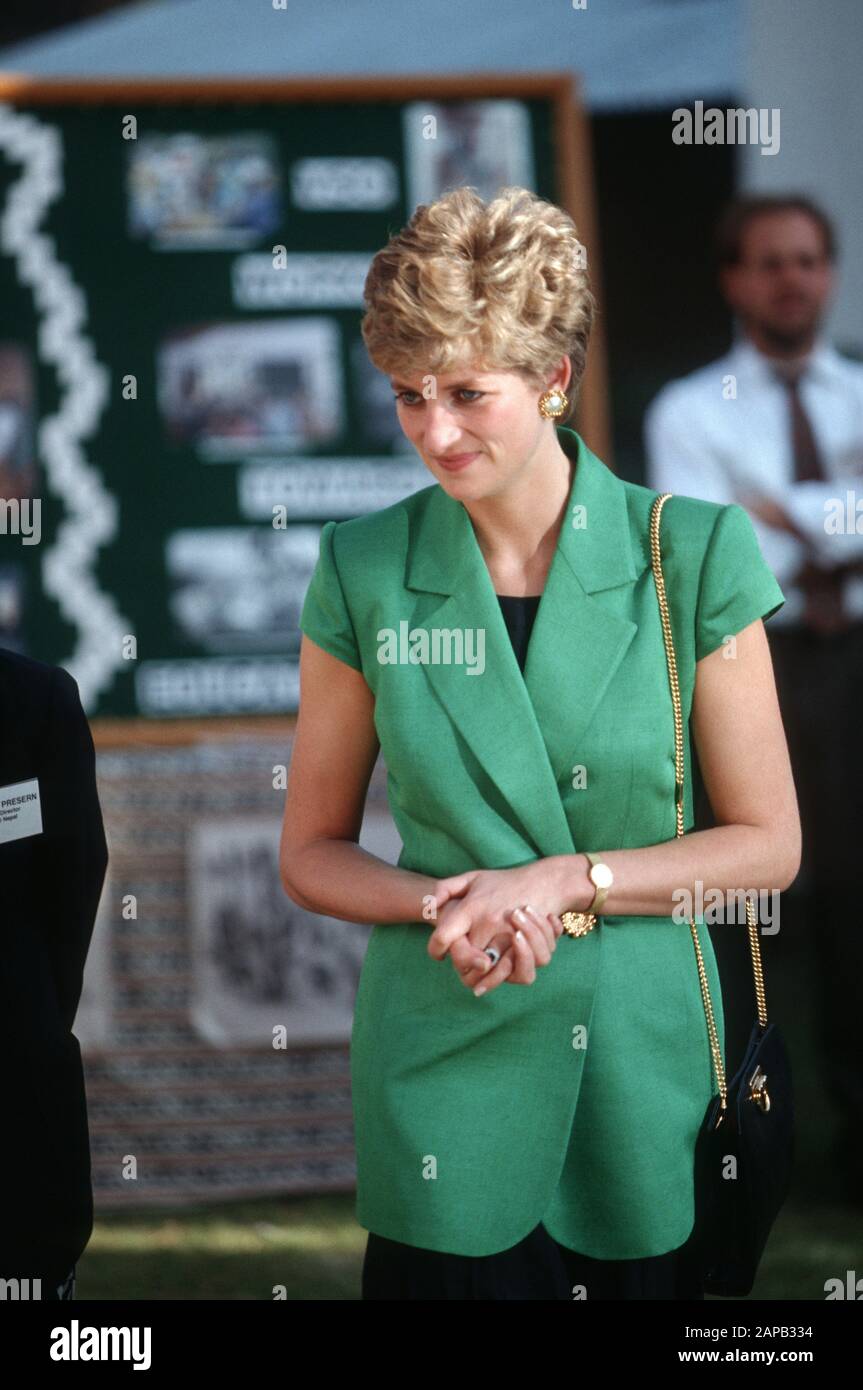 La Princesse Diana de HRH visite une école lors de son tournée royale du Népal en mars 1993 Banque D'Images