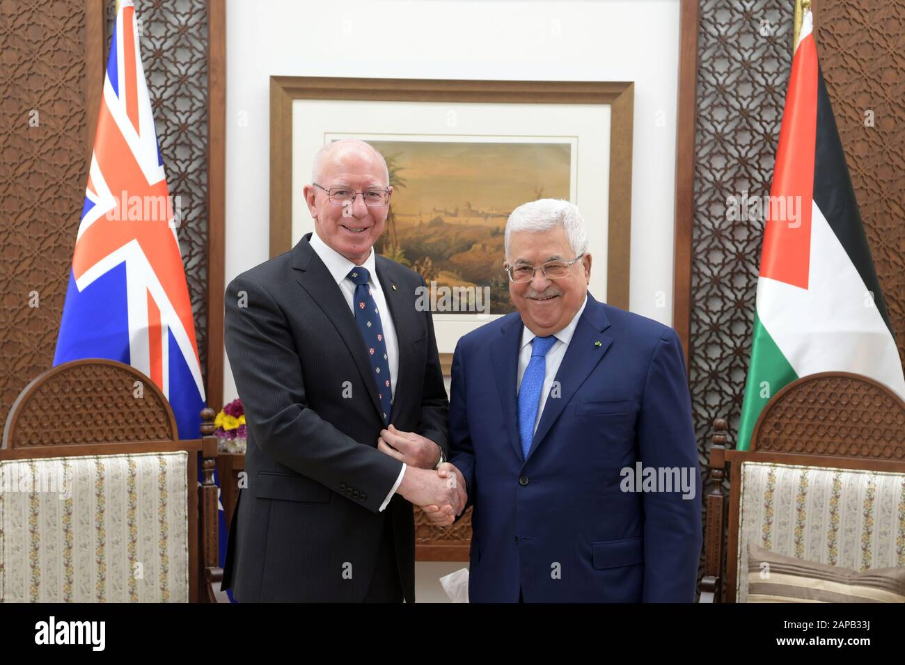 (200122) -- RAMALLAH, le 22 janvier 2020 (Xinhua) -- le président palestinien Mahmoud Abbas (R) se réunit avec le gouverneur général australien David Hurley lors de sa réunion à Ramallah, en Cisjordanie, le 22 janvier 2020. (Str/Bureau de la Présidence/document de travail via Xinhua) Banque D'Images