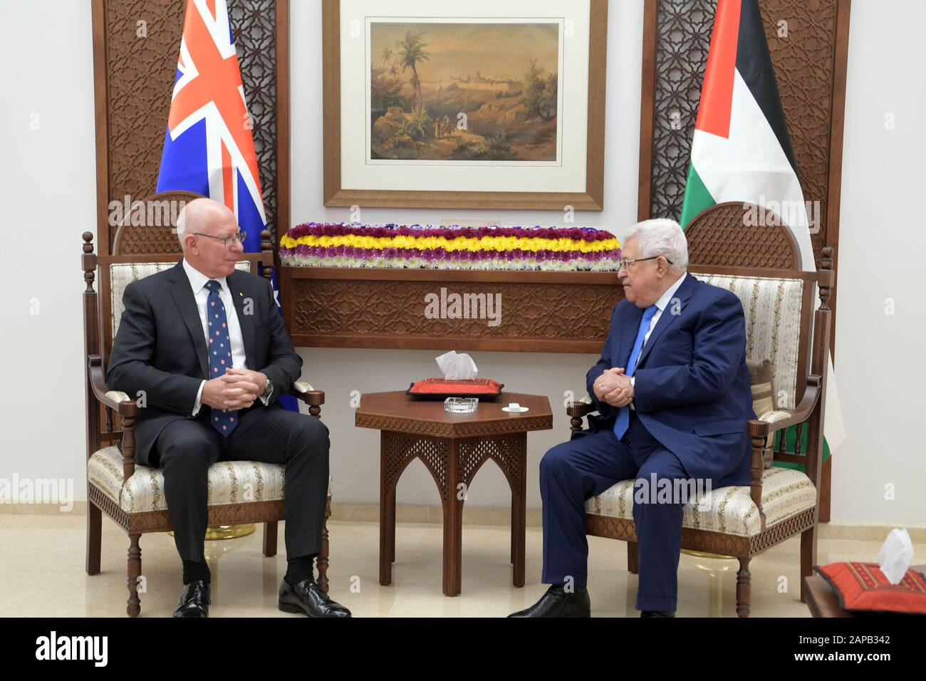 (200122) -- RAMALLAH, le 22 janvier 2020 (Xinhua) -- le président palestinien Mahmoud Abbas (R) rencontre le gouverneur général australien David Hurley dans la ville de Ramallah, en Cisjordanie, le 22 janvier 2020. (Str/Bureau de la Présidence/document de travail via Xinhua) Banque D'Images