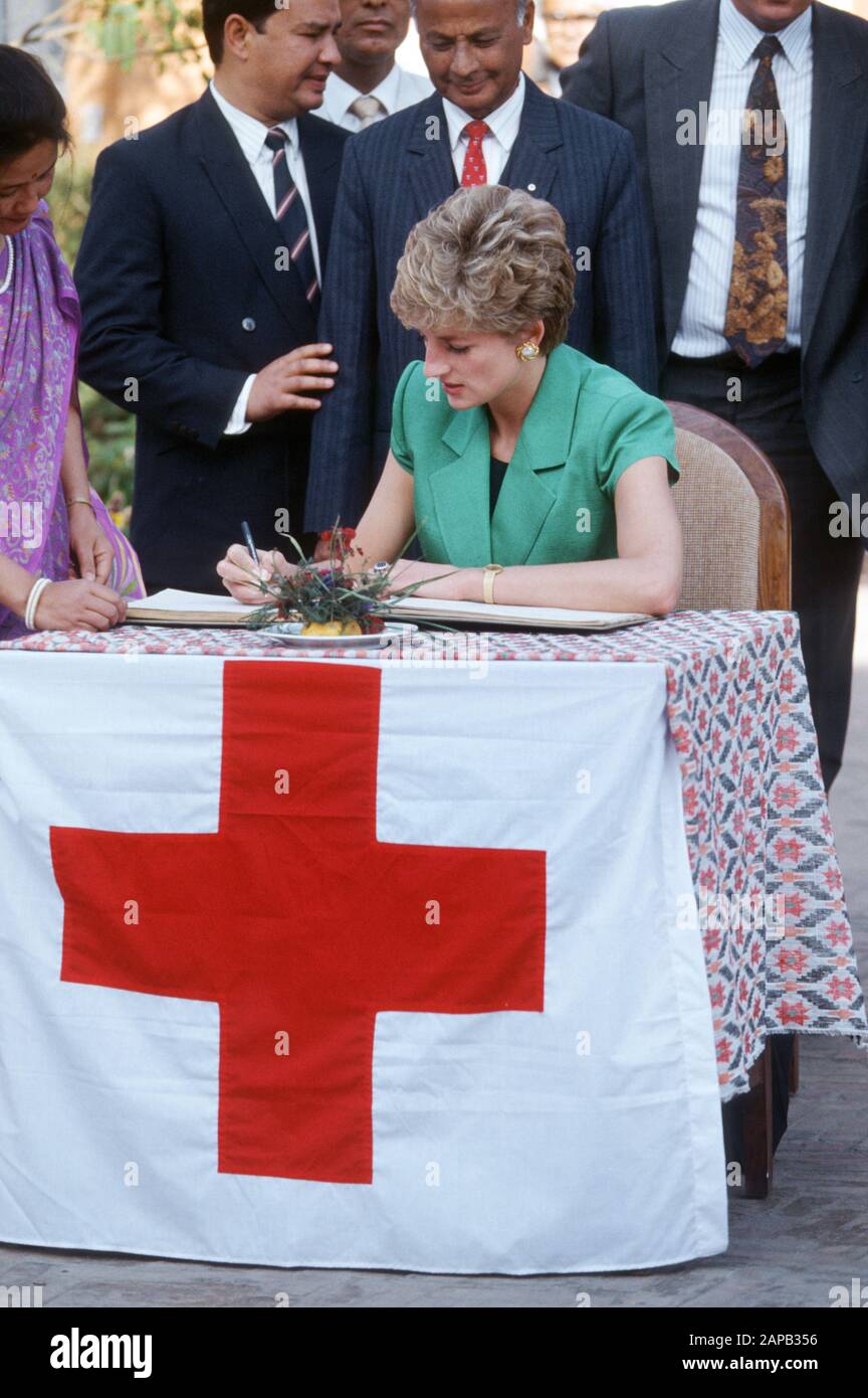 La princesse Diana signe le livre d'or au siège de la Croix-Rouge à Katmandou, au Népal, le 5 mars 1993 Banque D'Images