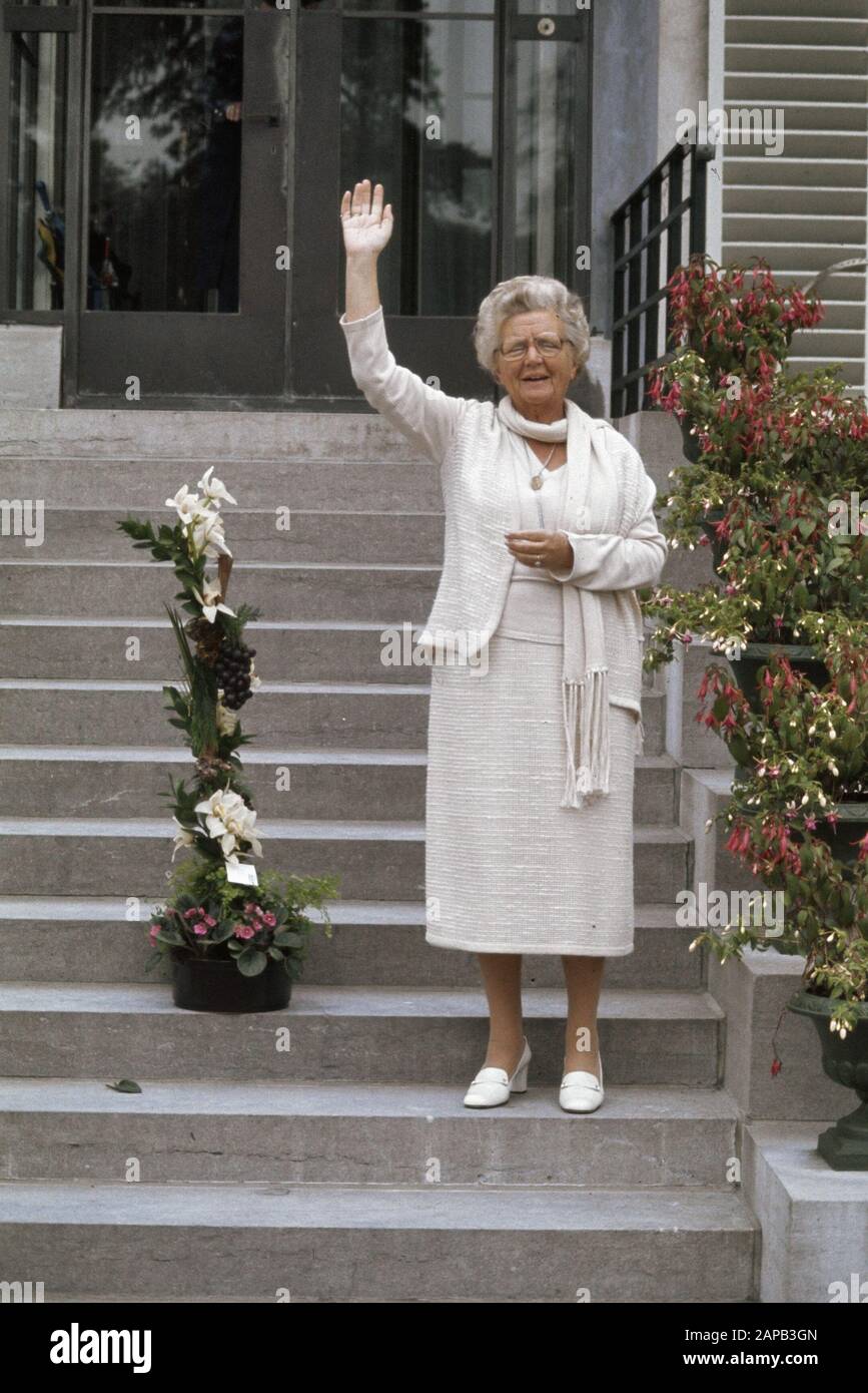 Dossier des personnes âgées Soestdijk; Queen Juliana, waving (pieds hors) Date: Juin 1978 mots clés: Defiles, personnes âgées, reines Nom personnel: Juliana (Reine Pays-Bas), Juliana, Queen Banque D'Images