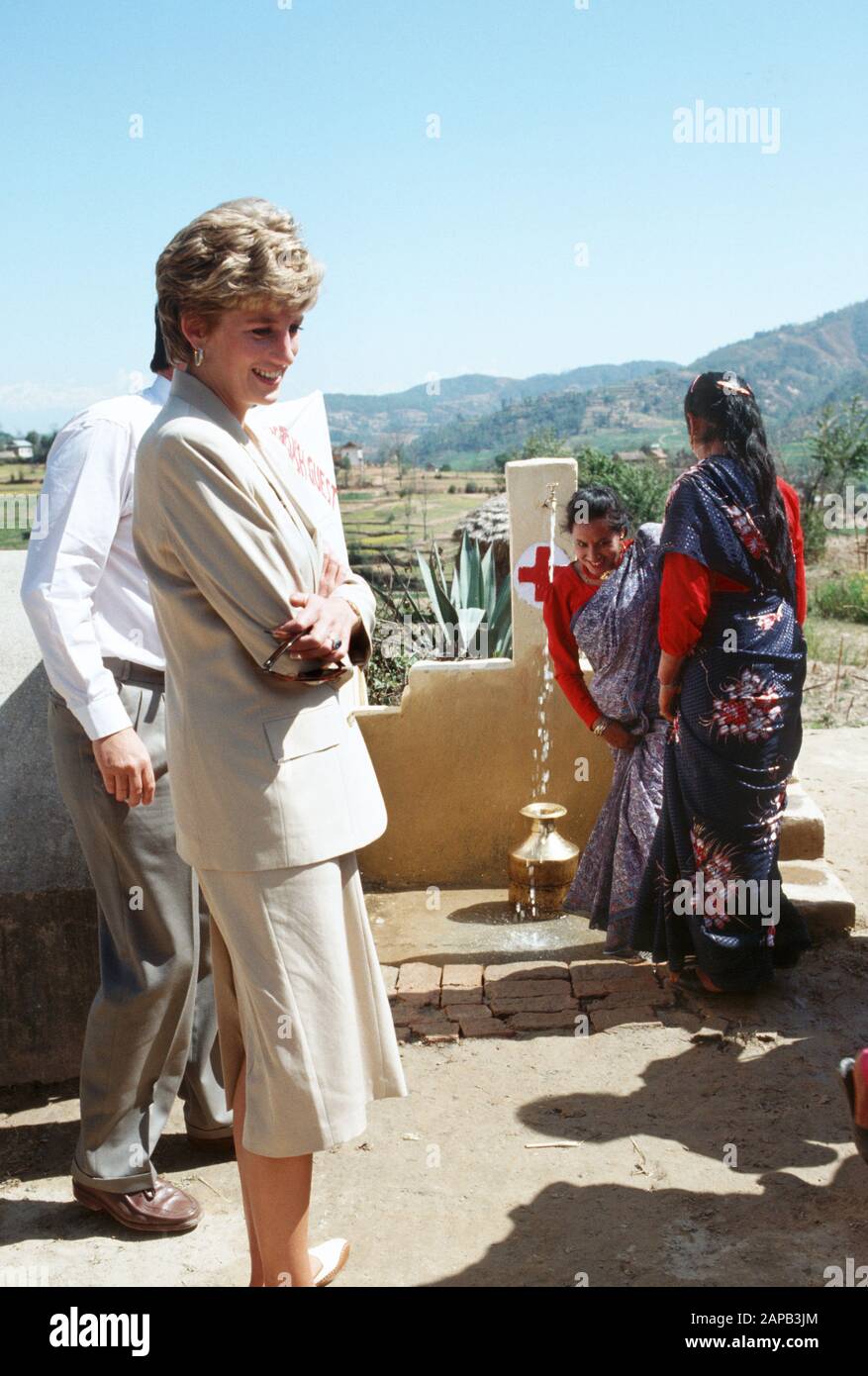 La Princesse Diana de HRH visite l'école Sri Balodhwar où un point de sortie d'eau douce a été installé par La Croix-Rouge, au Népal. Banque D'Images