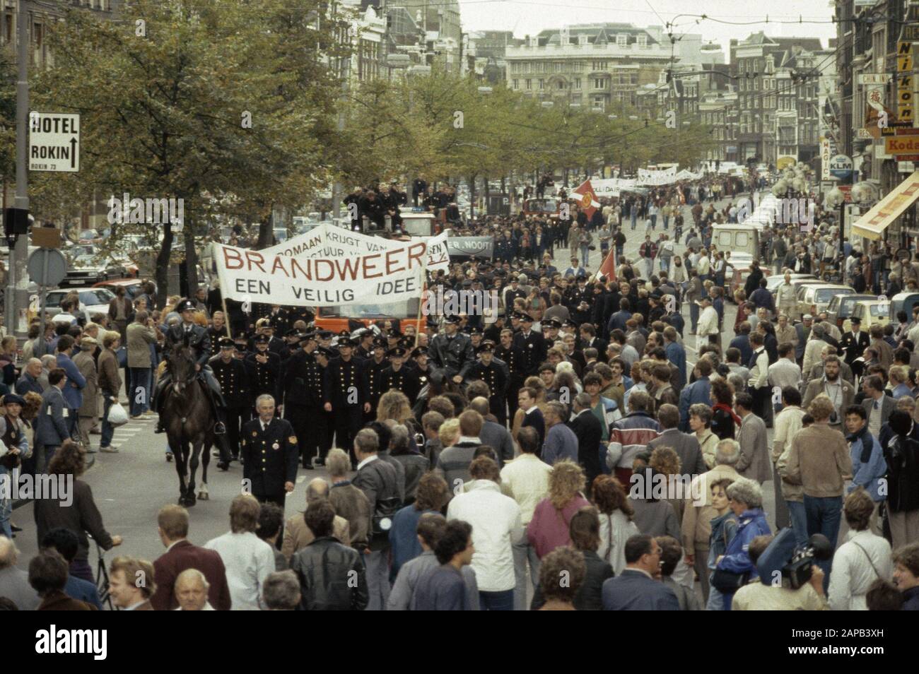 Des fonctionnaires (en particulier des pompiers) manifestent à Amsterdam (sur le barrage) contre des réductions de salaire Banque D'Images