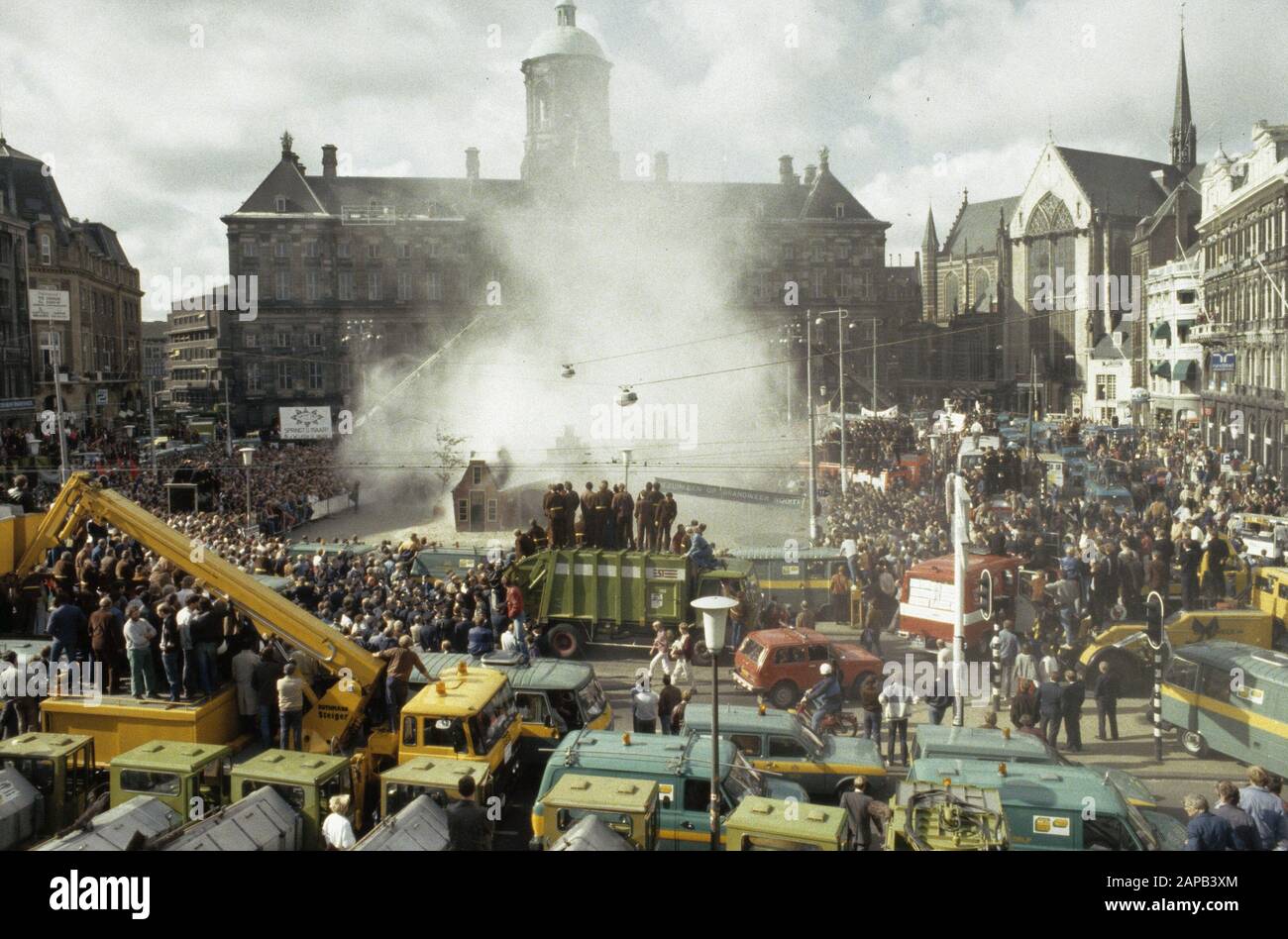 Des fonctionnaires (en particulier des pompiers) manifestant à Amsterdam (sur le barrage) contre les économies sur les salaires Banque D'Images