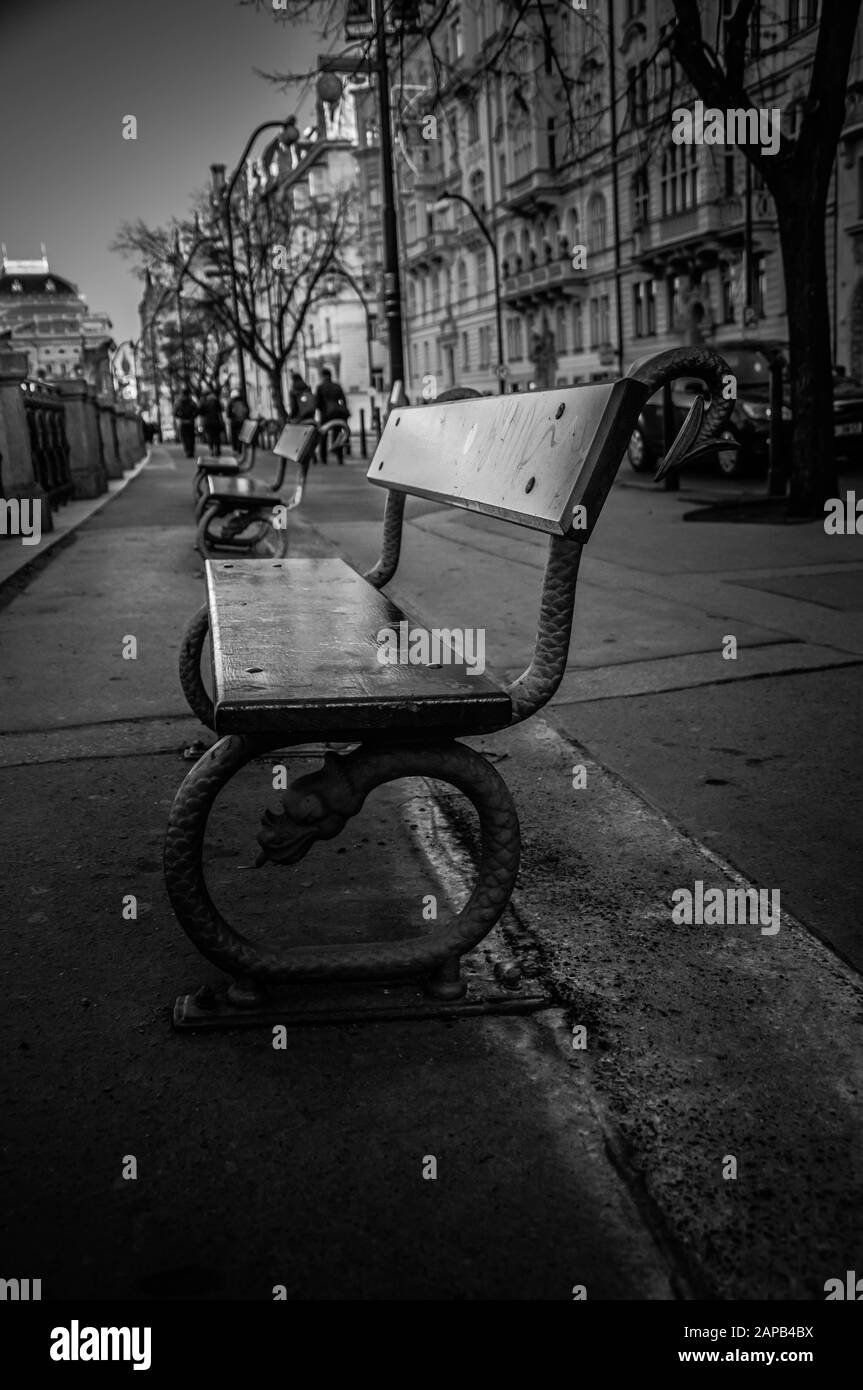 Prague, République Tchèque 1/5/2020: Banc Par La Vltava. Noir et blanc. Banque D'Images